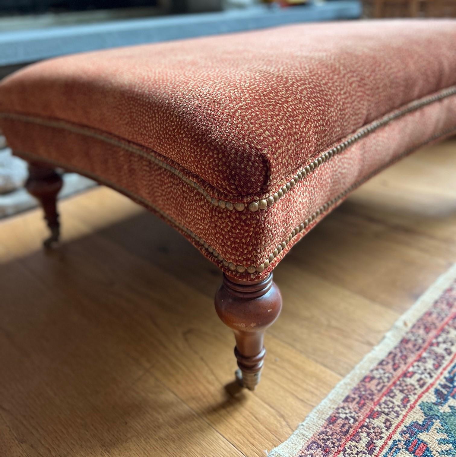Fin du 20e siècle Tabouret de style Louis XVI du 20e siècle tapissé de velours avec garniture de têtes de clous en laiton en vente