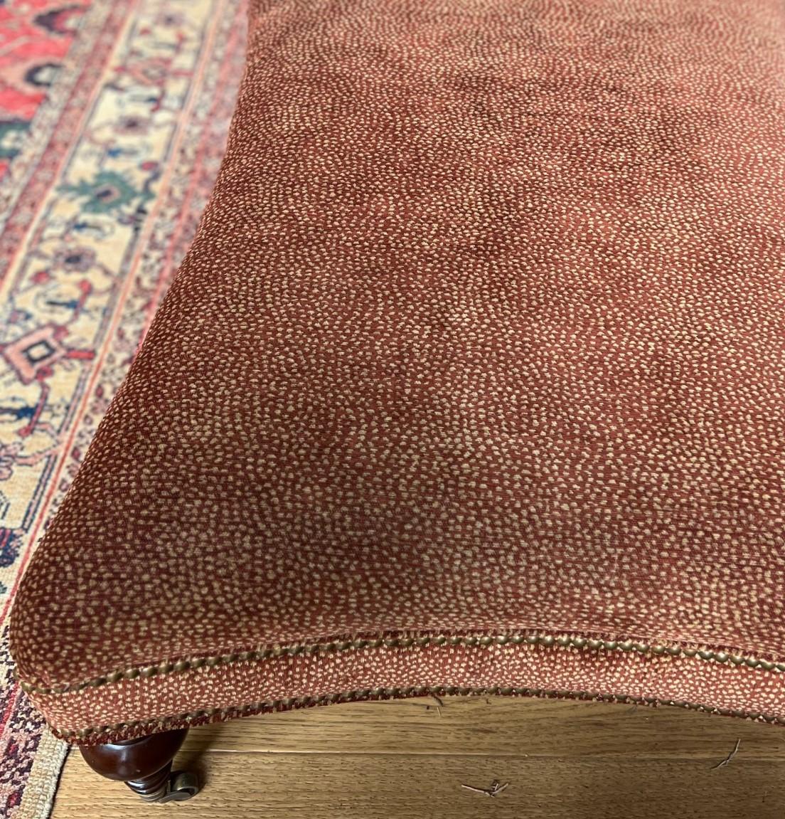 Soie Tabouret de style Louis XVI du 20e siècle tapissé de velours avec garniture de têtes de clous en laiton en vente