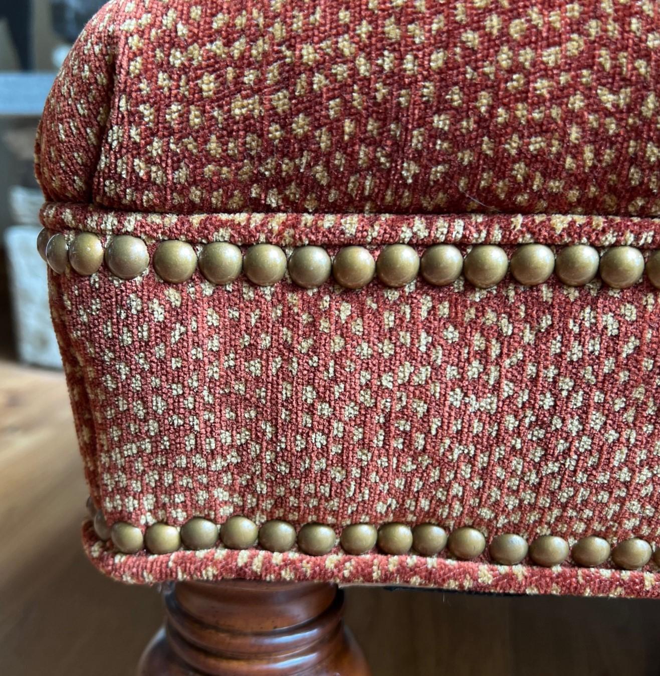 Tabouret de style Louis XVI du 20e siècle tapissé de velours avec garniture de têtes de clous en laiton en vente 1