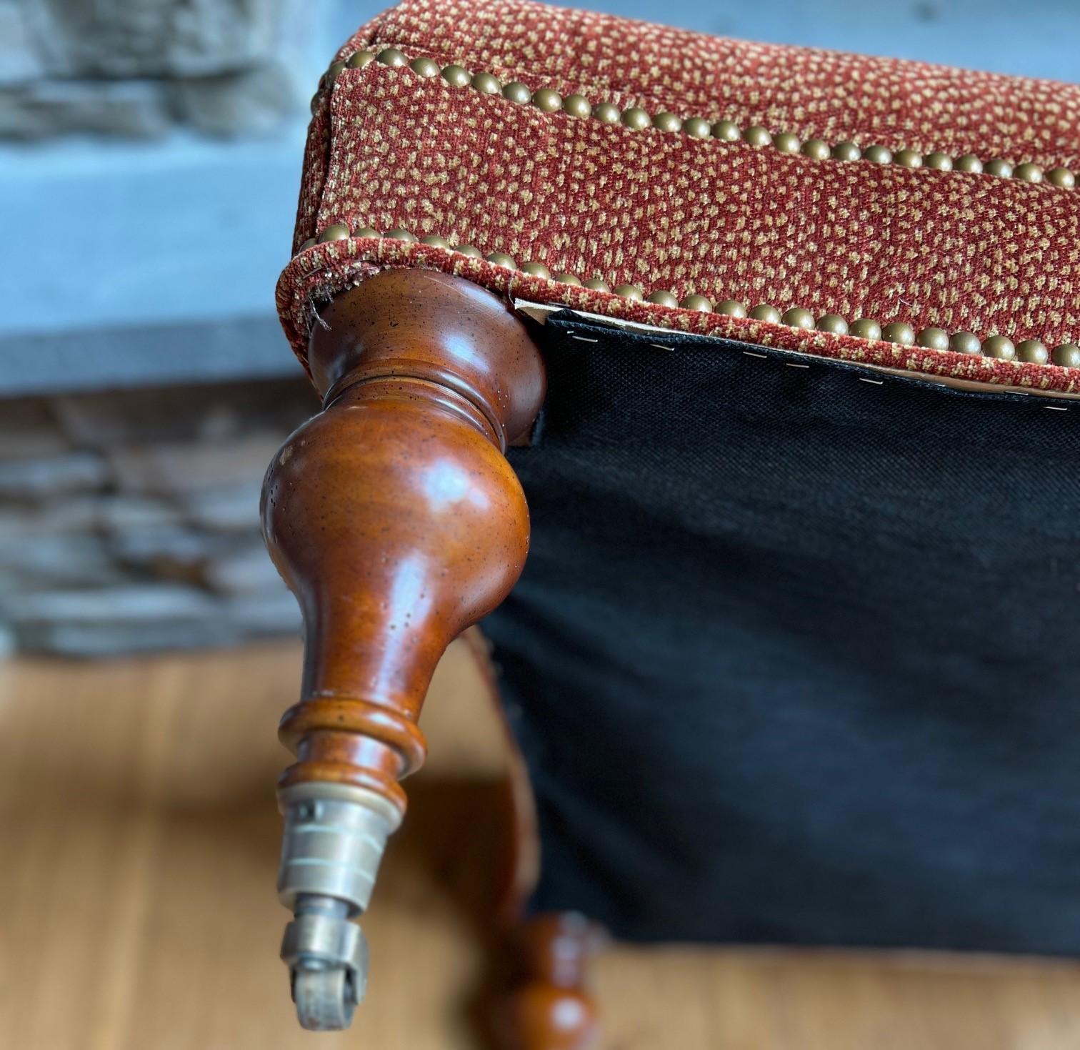 Tabouret de style Louis XVI du 20e siècle tapissé de velours avec garniture de têtes de clous en laiton en vente 2