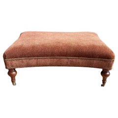Tabouret de style Louis XVI du 20e siècle tapissé de velours avec garniture de têtes de clous en laiton