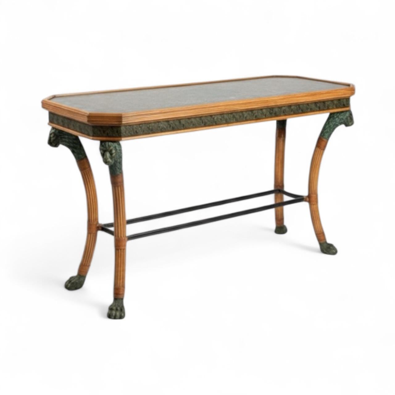 20-C. Maitland Smith Mesa consola de ratán de estilo neoclásico con leones de bronce Bronce en venta