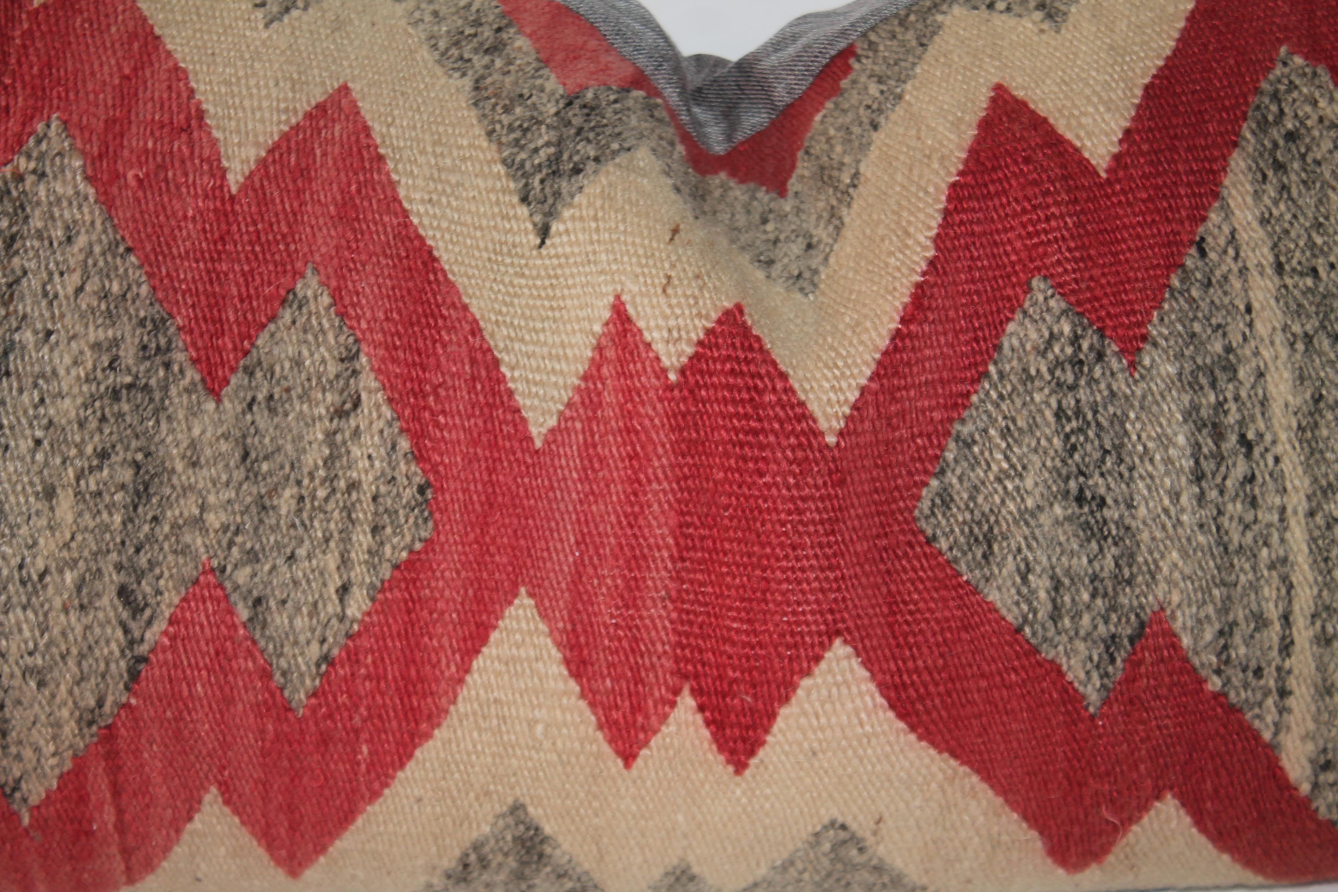 20th C. Navajo Indian Weaving Saddle Blanket Pillow (Almohada manta) Adirondack en venta