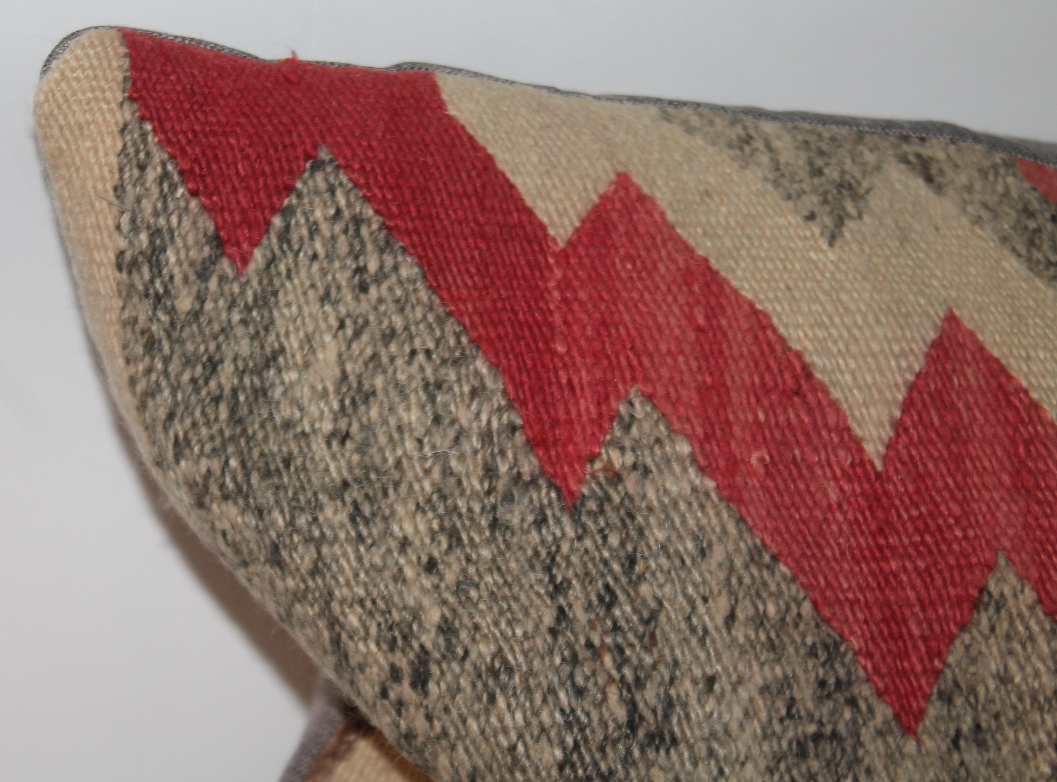 20th C. Navajo Indian Weaving Saddle Blanket Pillow (Almohada manta) Estadounidense en venta