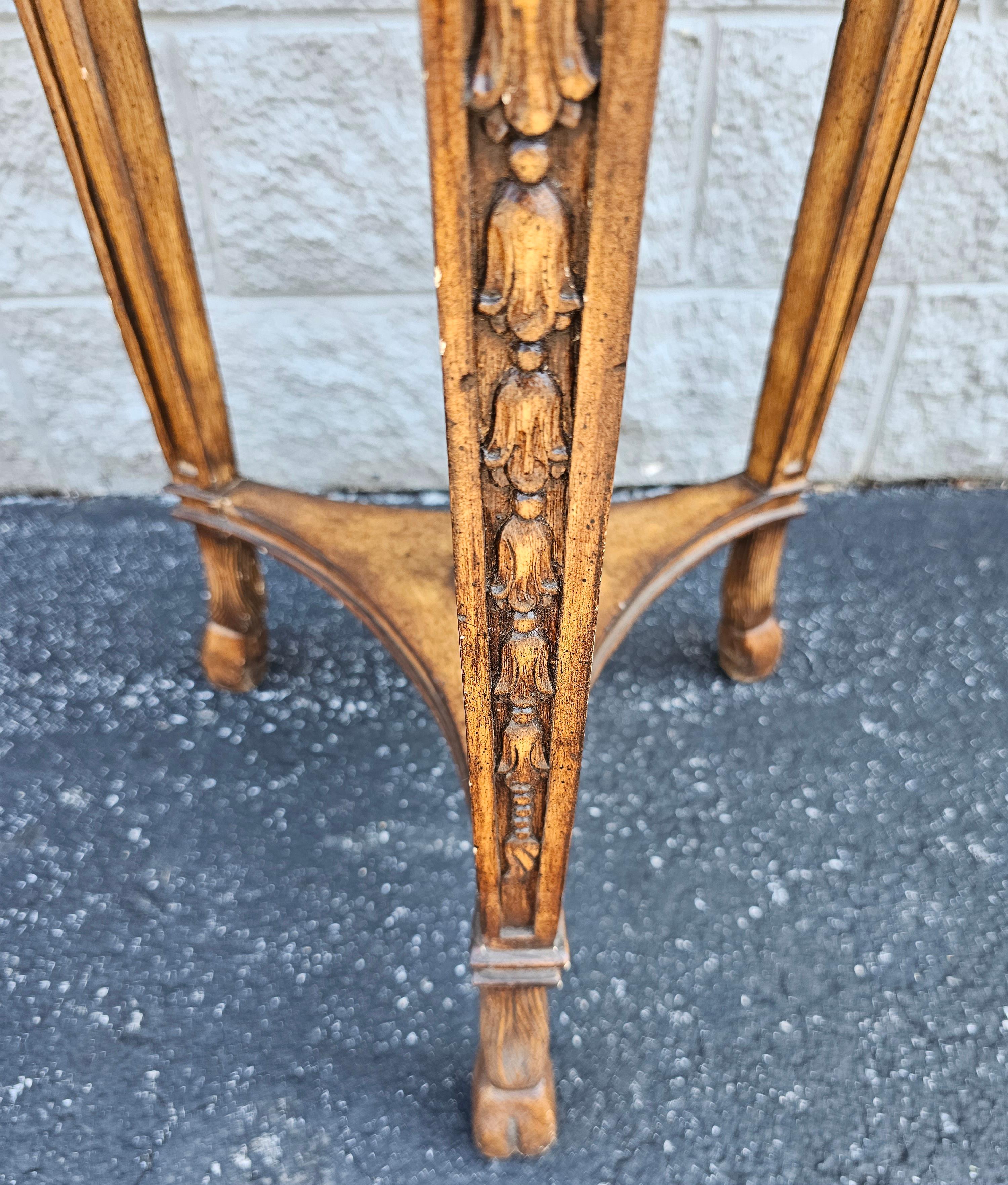 20. Jh. Neoklassischer Beistelltisch aus Obstholz mit Rams-Kopf und Lederplatte auf Pedestal im Angebot 3