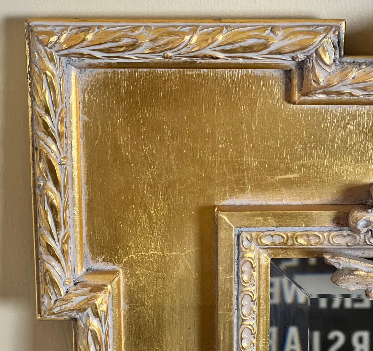 Miroir en bois doré de style néoclassique du 20e siècle avec chérubin et décoration florale en vente 3