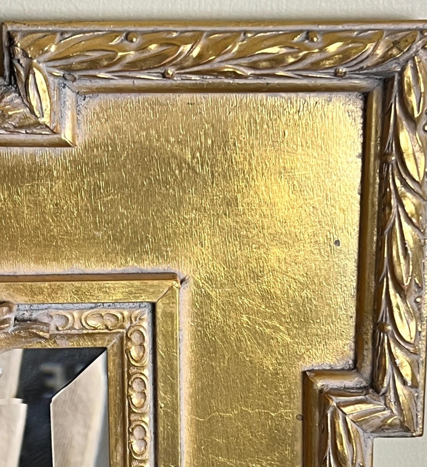 Specchio in legno dorato in stile neoclassico del XX secolo con decorazioni floreali e cherubini in vendita 4