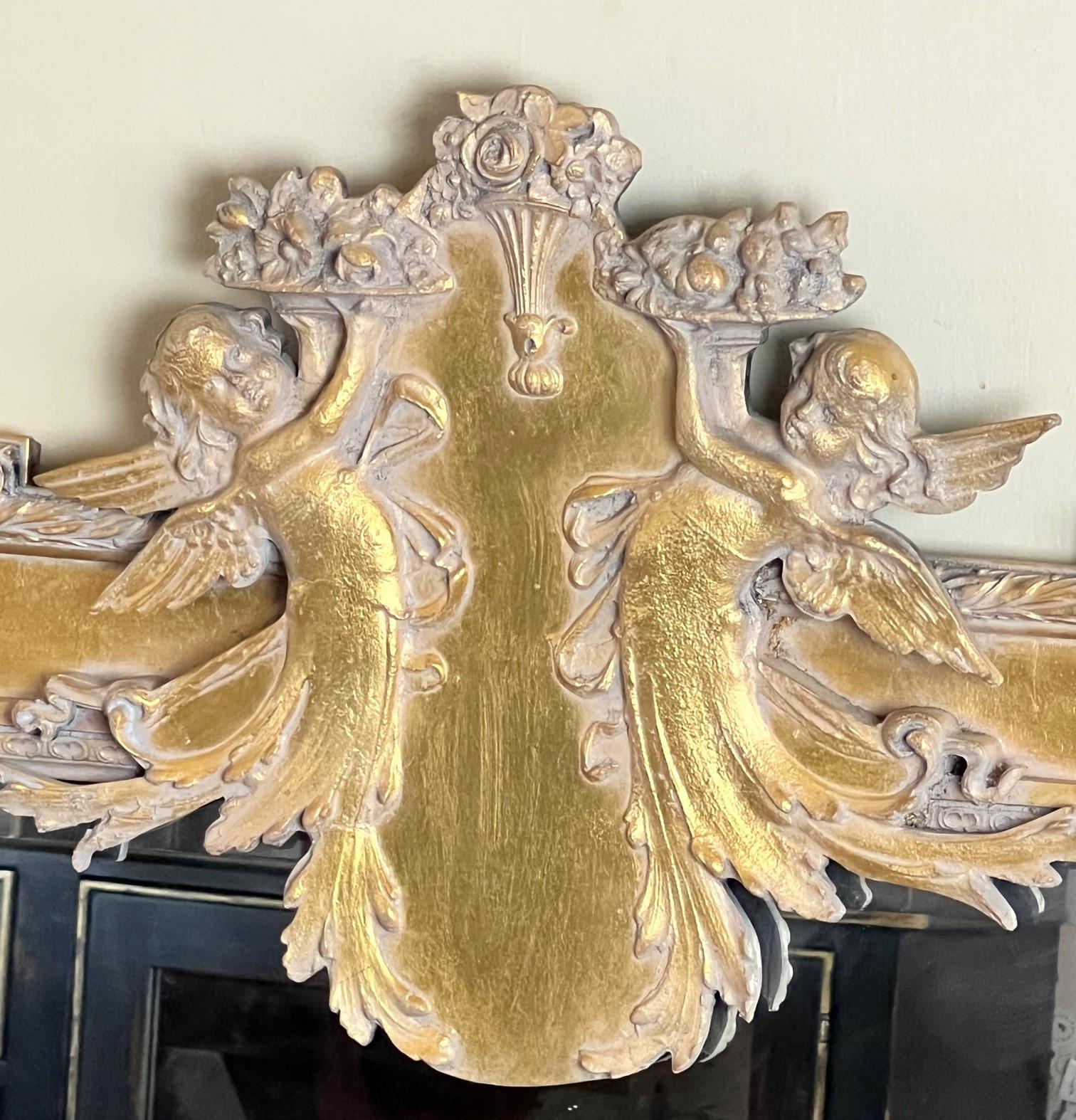 Biseauté Miroir en bois doré de style néoclassique du 20e siècle avec chérubin et décoration florale en vente