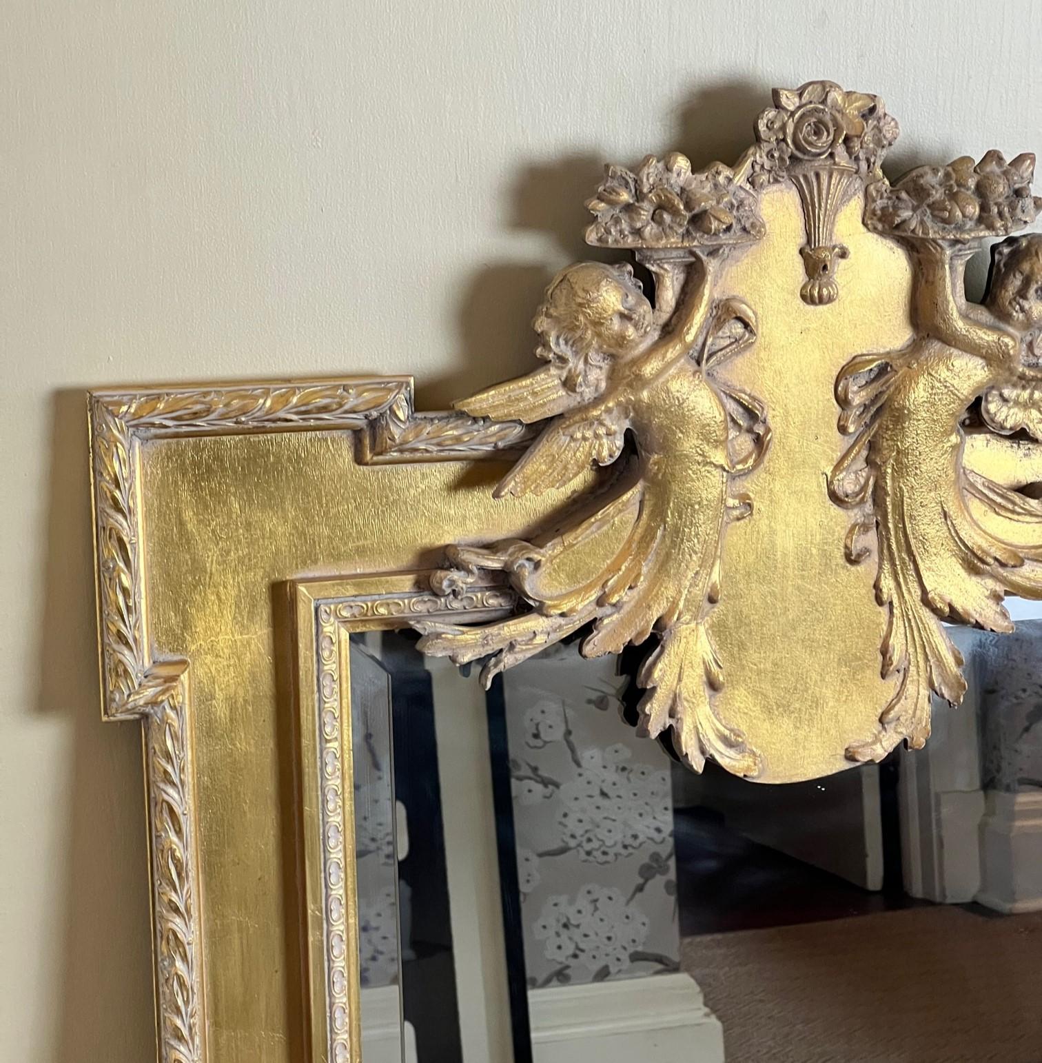 Miroir en bois doré de style néoclassique du 20e siècle avec chérubin et décoration florale Bon état - En vente à Morristown, NJ