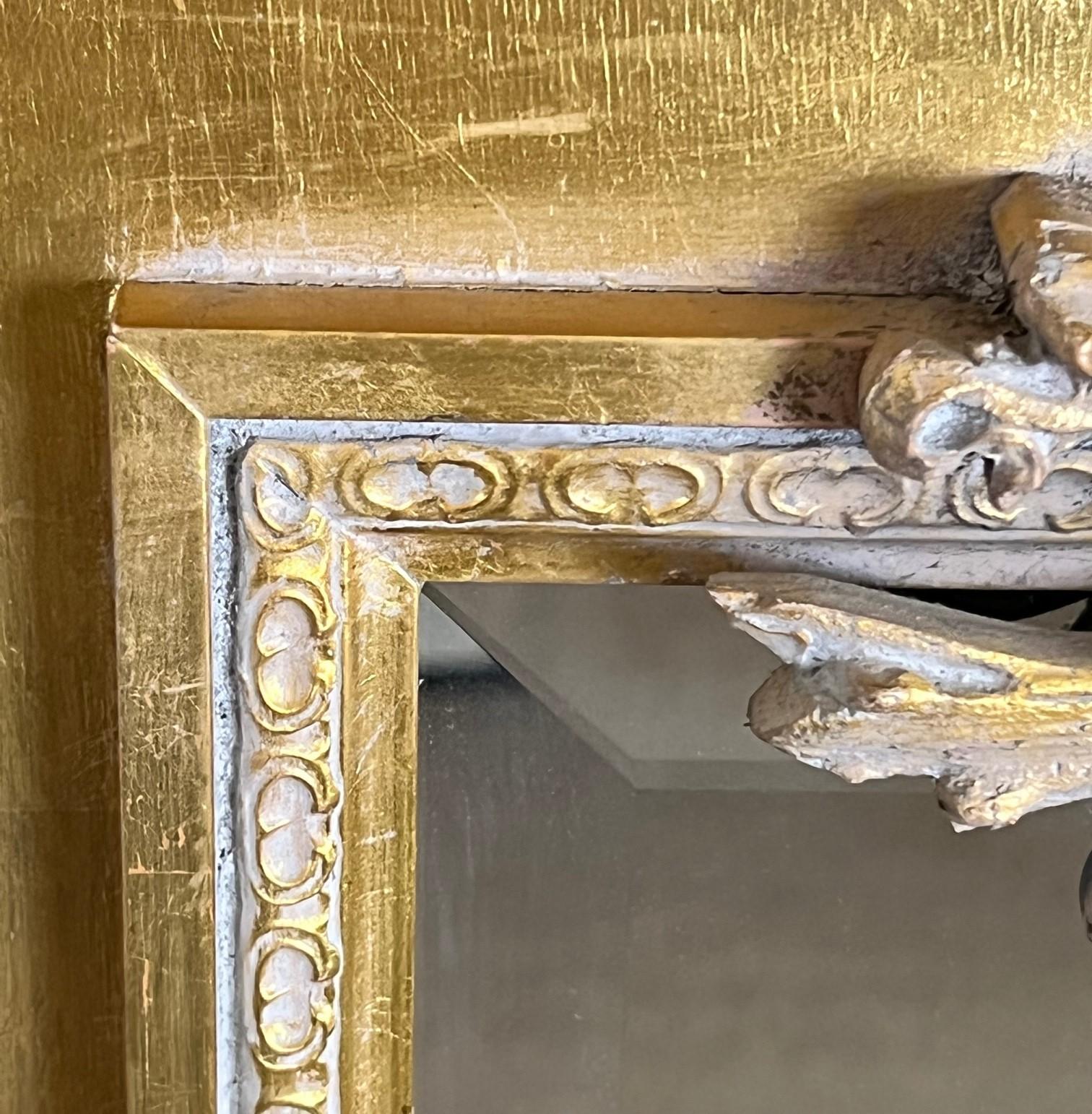 Neoklassizistischer Spiegel aus vergoldetem Holz mit Cherub- und Blumendekoration aus dem 20. Jahrhundert (Ende des 20. Jahrhunderts) im Angebot