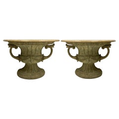 20° C. Tavoli da console a forma di urna in stile neoclassico con piani in marmo, coppia