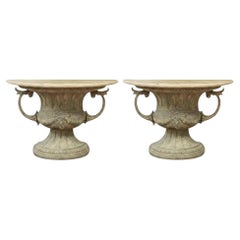20e siècle. Paire de tables console de style néoclassique en forme d'urne avec plateaux en marbre