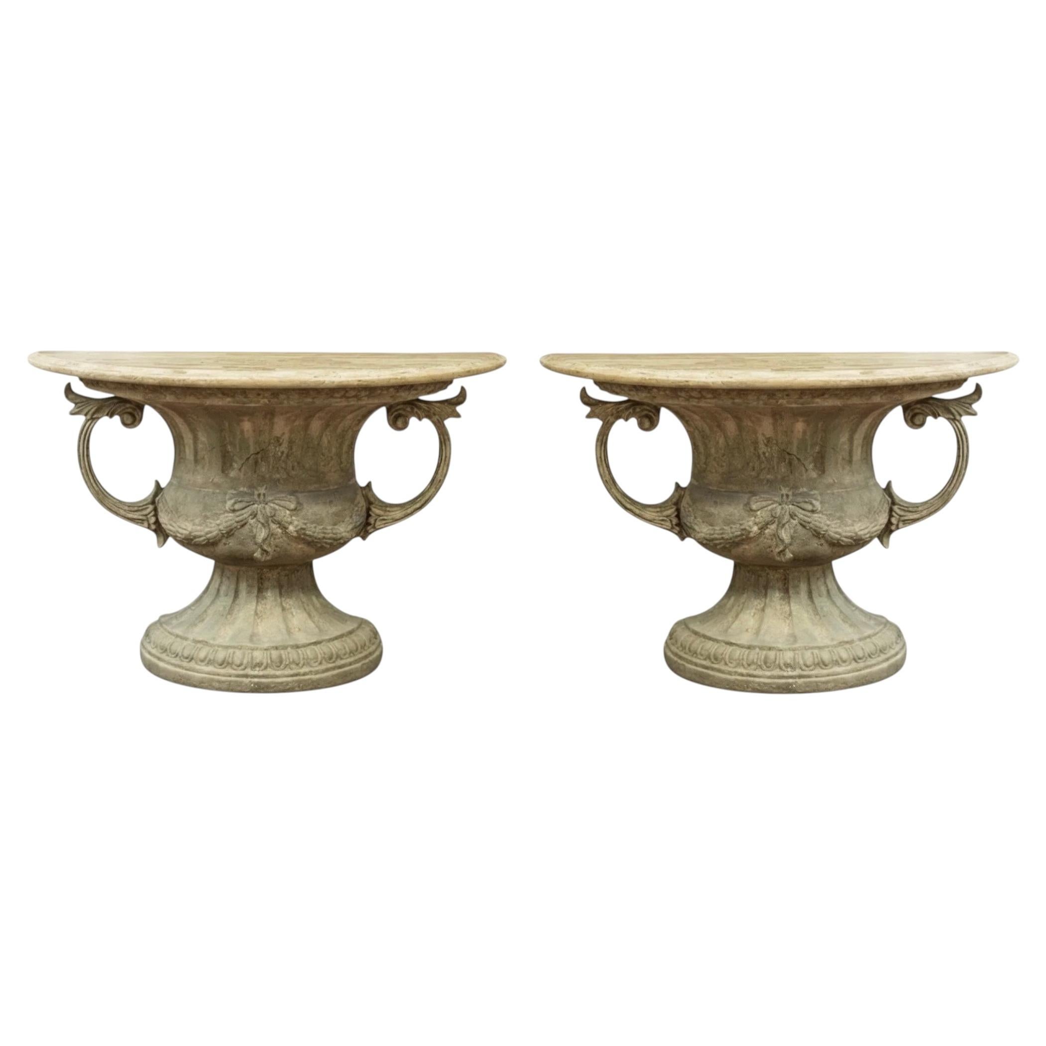 20e siècle. Paire de tables console de style néoclassique en forme d'urne avec plateaux en marbre en vente