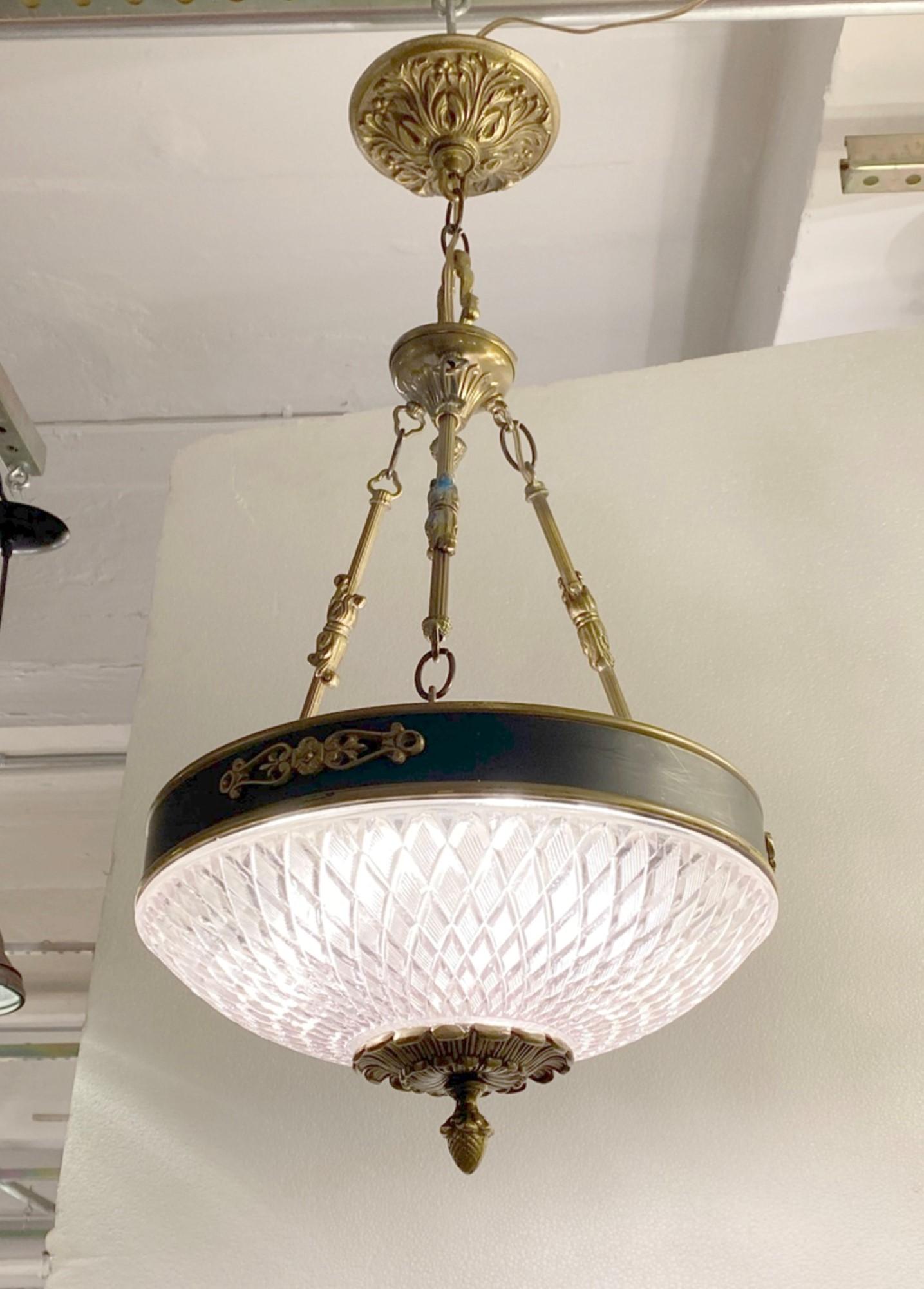 Lampadario a sospensione in stile impero con parabola in vetro fuso con texture a diamante. Il corpo principale del pendente è stato realizzato in nero e presenta accenti in bronzo. Questi graziosi pendenti adornavano molti dei corridoi principali