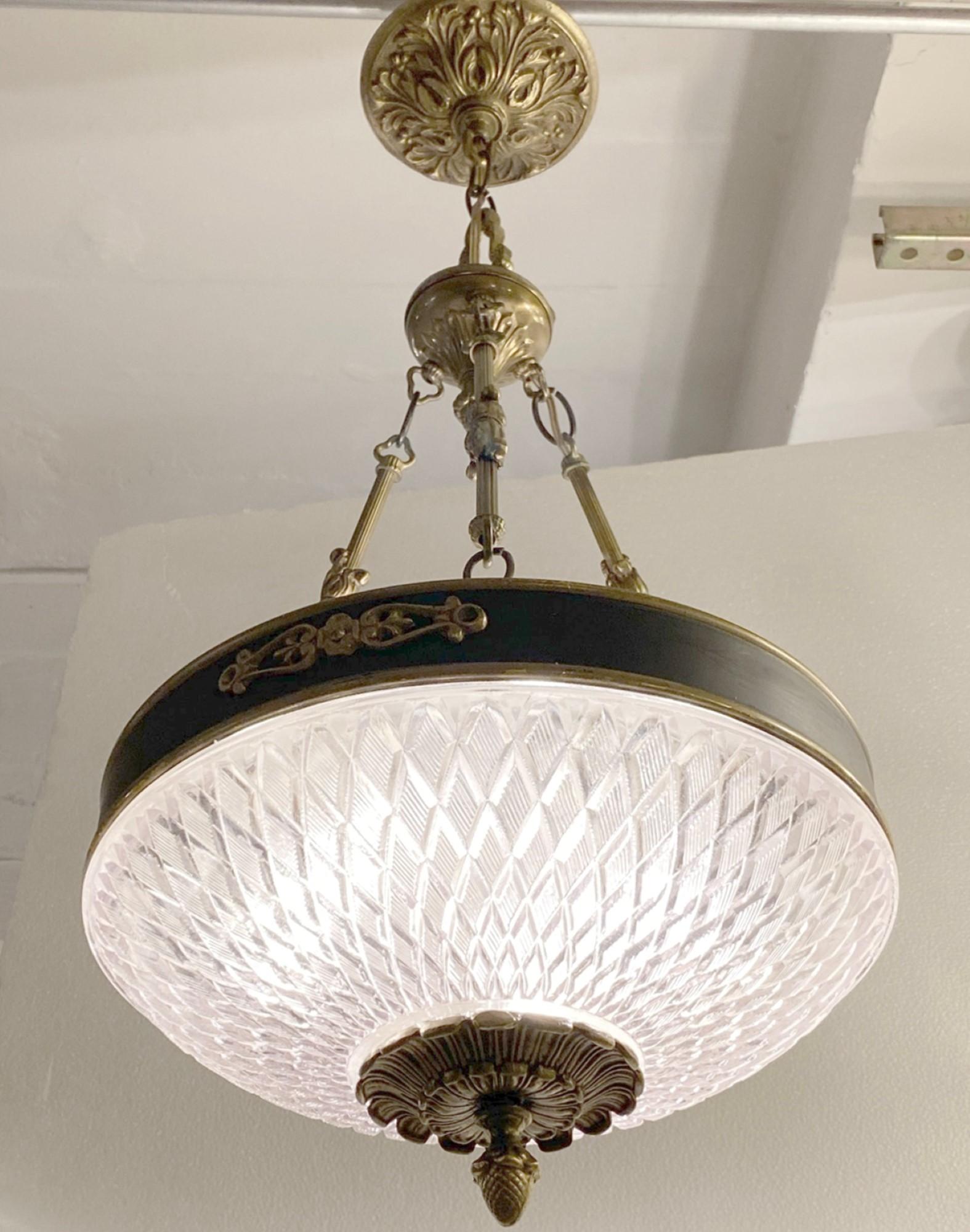 Stile impero NYC Waldorf Astoria Hotel Empire Luce di vetro per piatti in bronzo in vendita