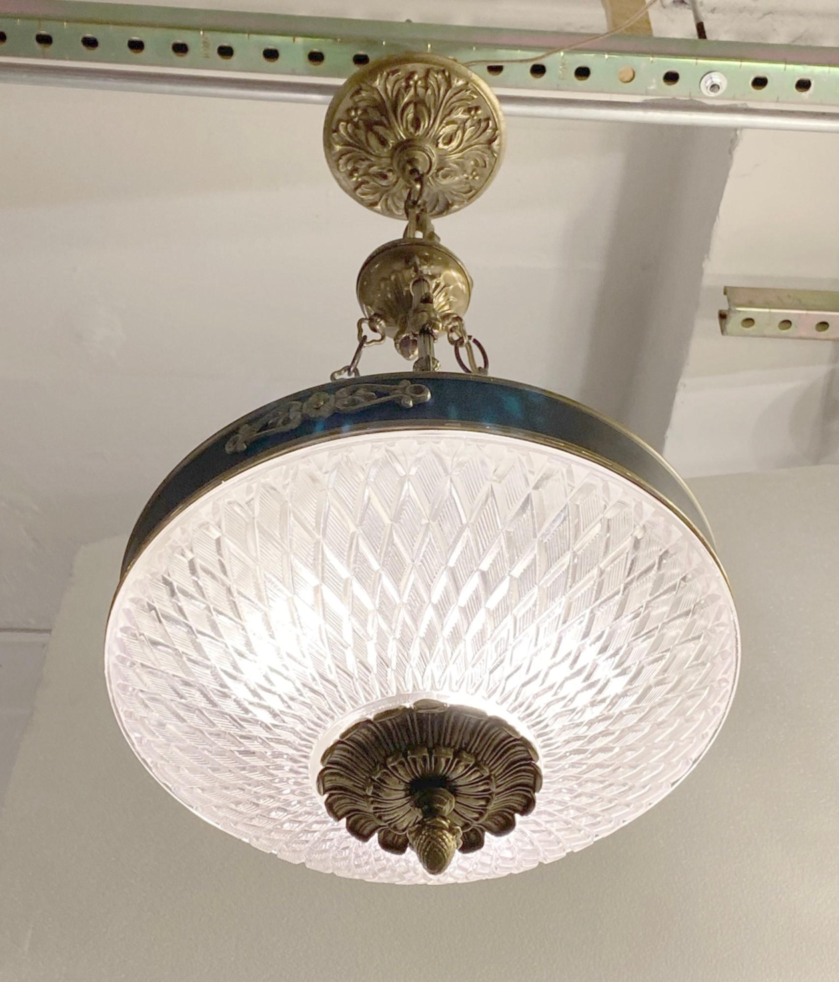 Sconosciuto NYC Waldorf Astoria Hotel Empire Luce di vetro per piatti in bronzo in vendita