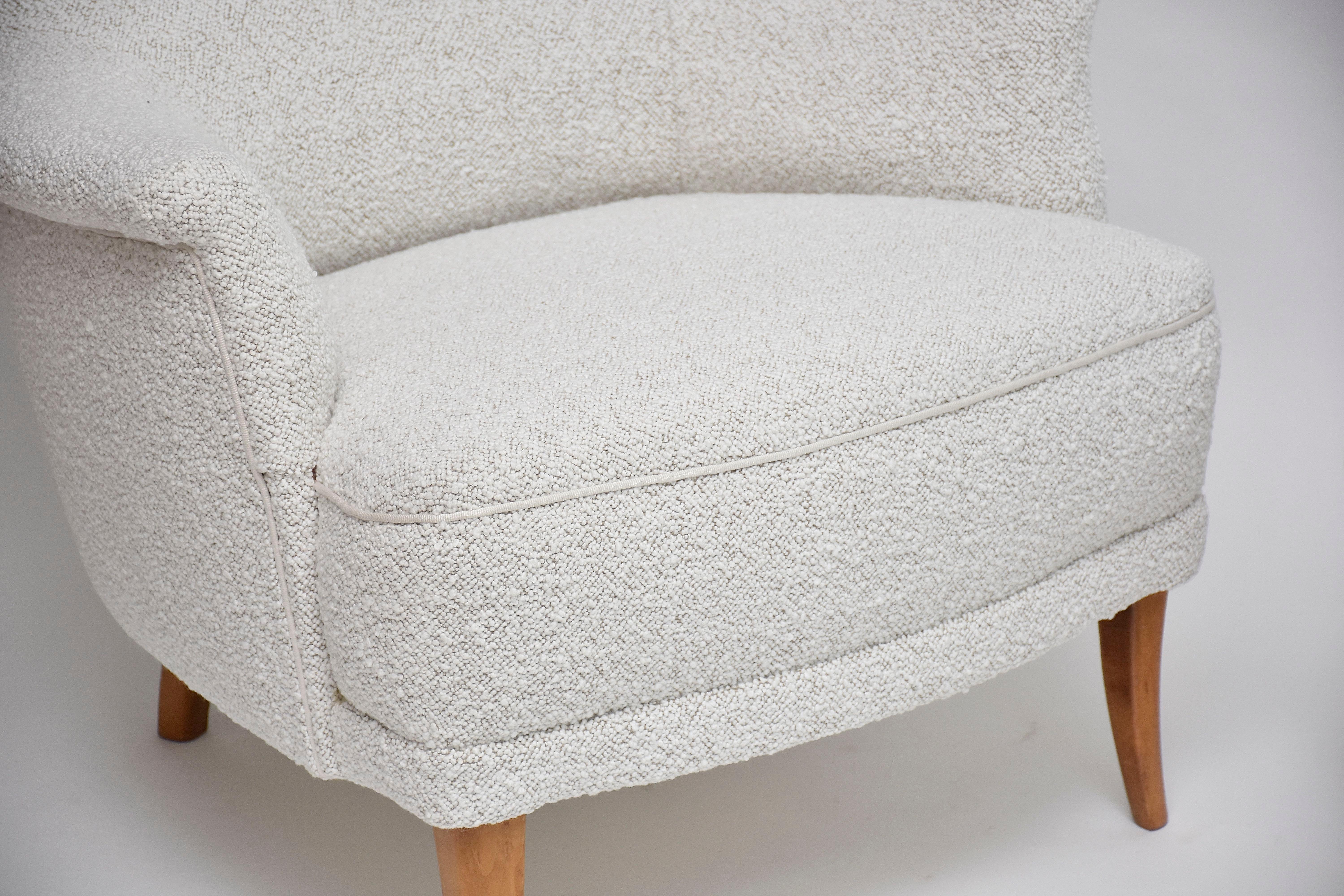 Une très belle paire de fauteuils conçus par le célèbre designer de meubles Carl Malmsten et produits par O.H Sjögren à Tranas, en Suède.
Ces chaises emblématiques offrent un grand confort et sont d'une qualité durable. 
Dossier touffeté par des