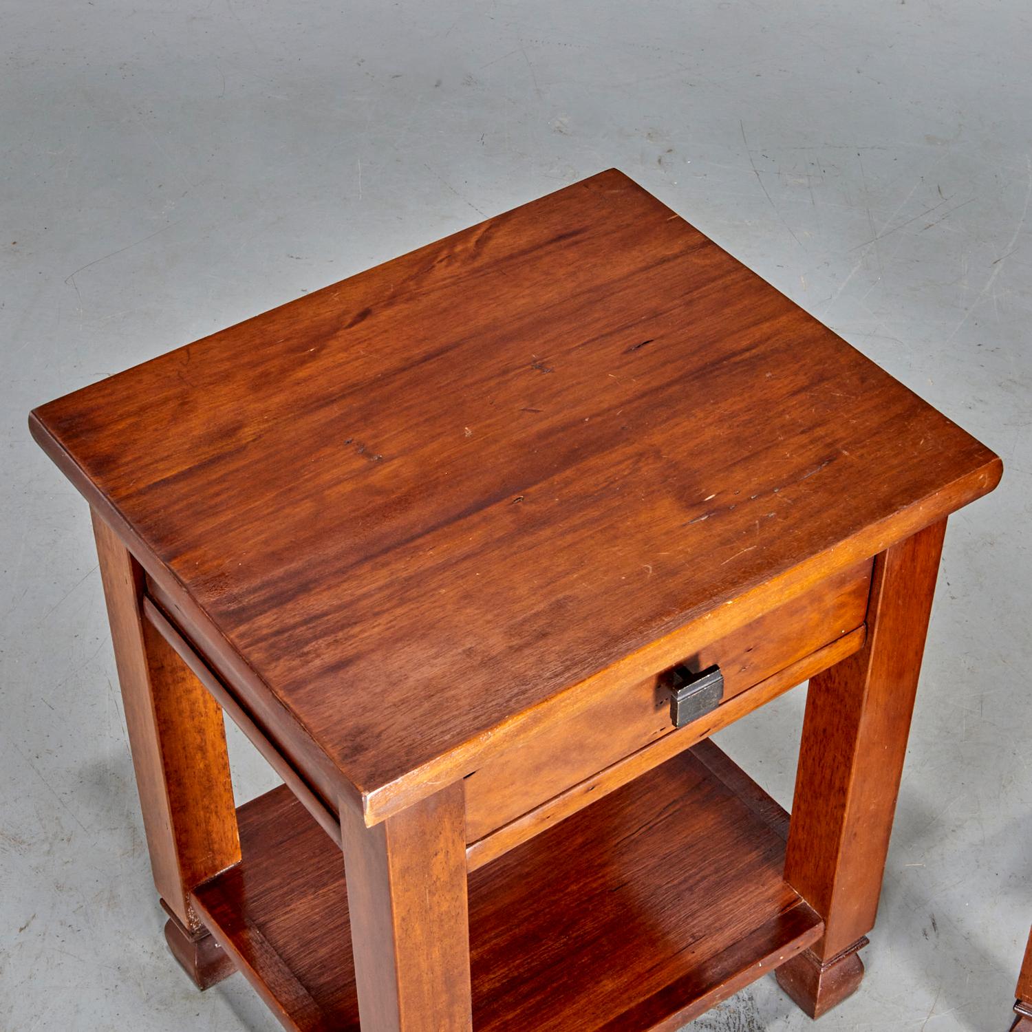 S. XX, pareja de mesitas/mesitas de noche de estilo Arts and Crafts, cada una con un cajón y estante inferior, sin marcar.

Mejora tu hogar con este hermoso par de mesas auxiliares vintage de madera maciza. Fabricadas con un acabado rico y cálido,