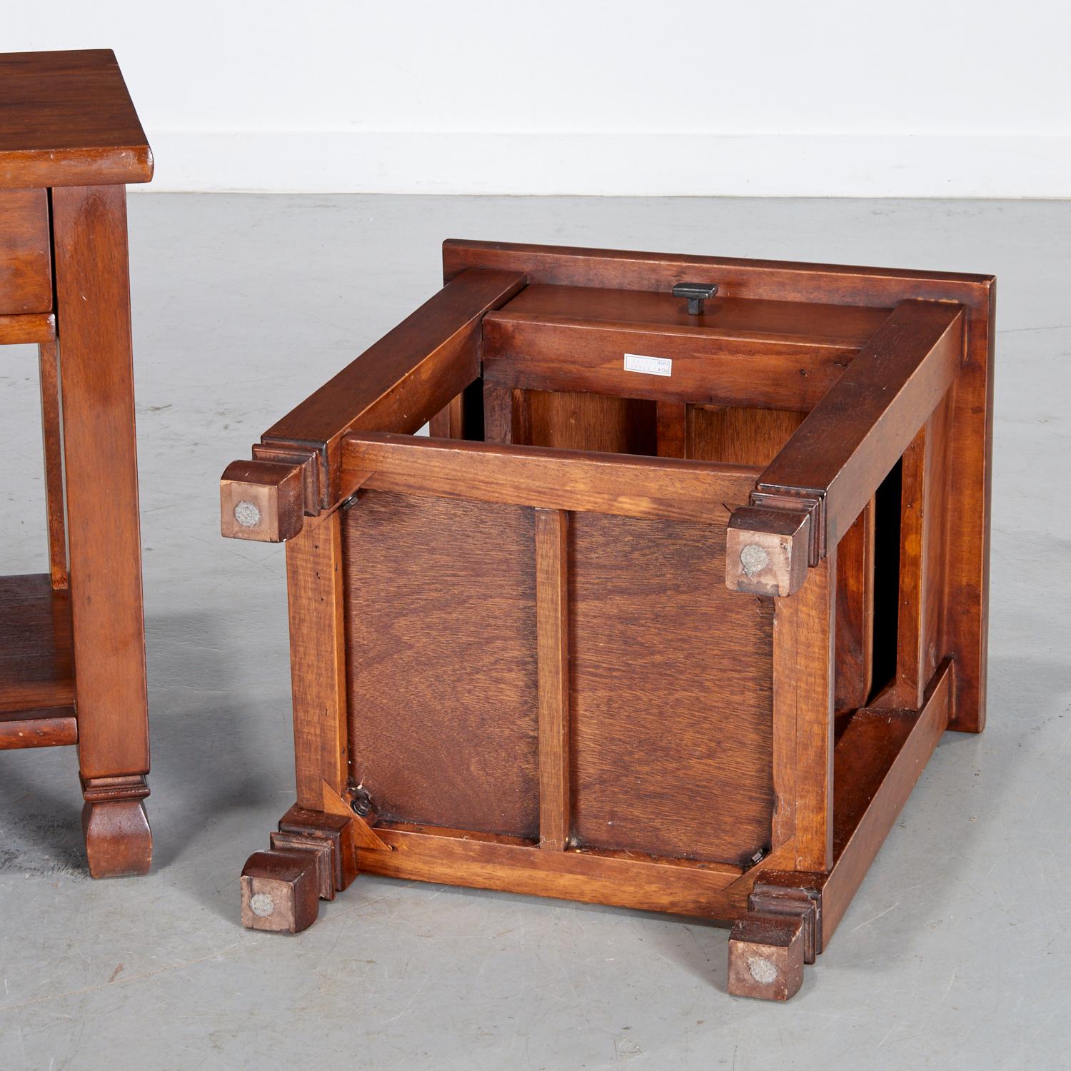 S. XX, Pareja de mesas auxiliares estilo Arts and Crafts con cajón y estante inferior en Bueno estado para la venta en Morristown, NJ