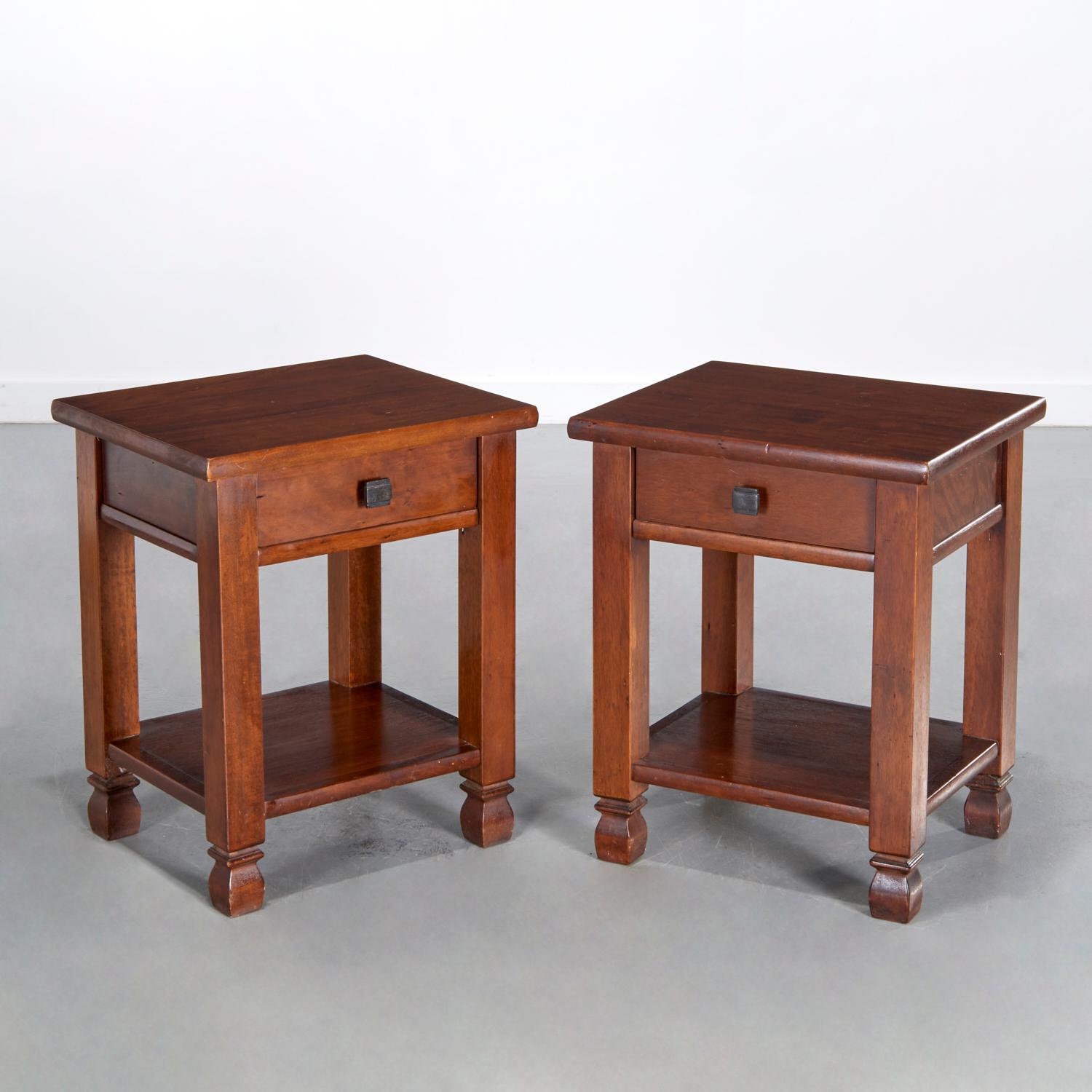 S. XX, Pareja de mesas auxiliares estilo Arts and Crafts con cajón y estante inferior finales del siglo XX en venta