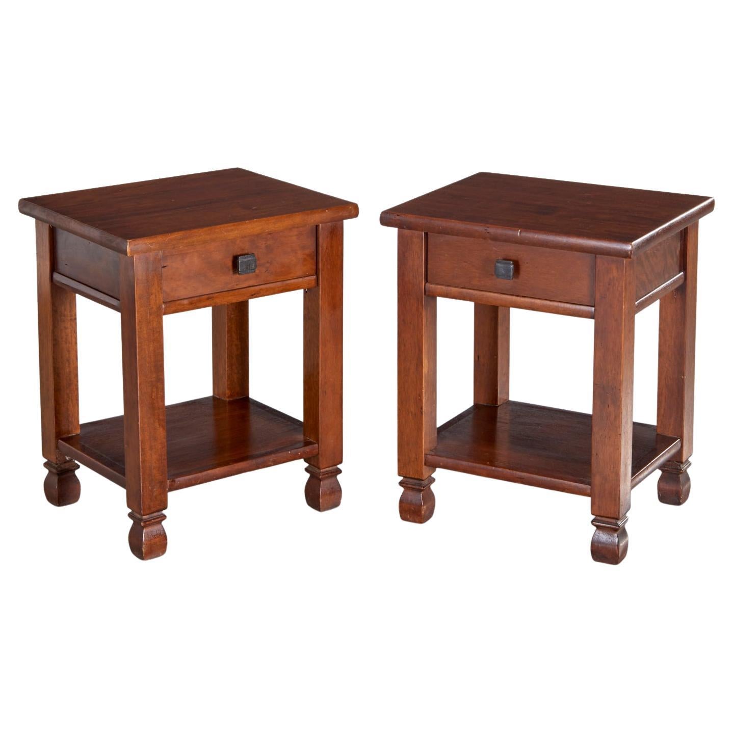 S. XX, Pareja de mesas auxiliares estilo Arts and Crafts con cajón y estante inferior en venta