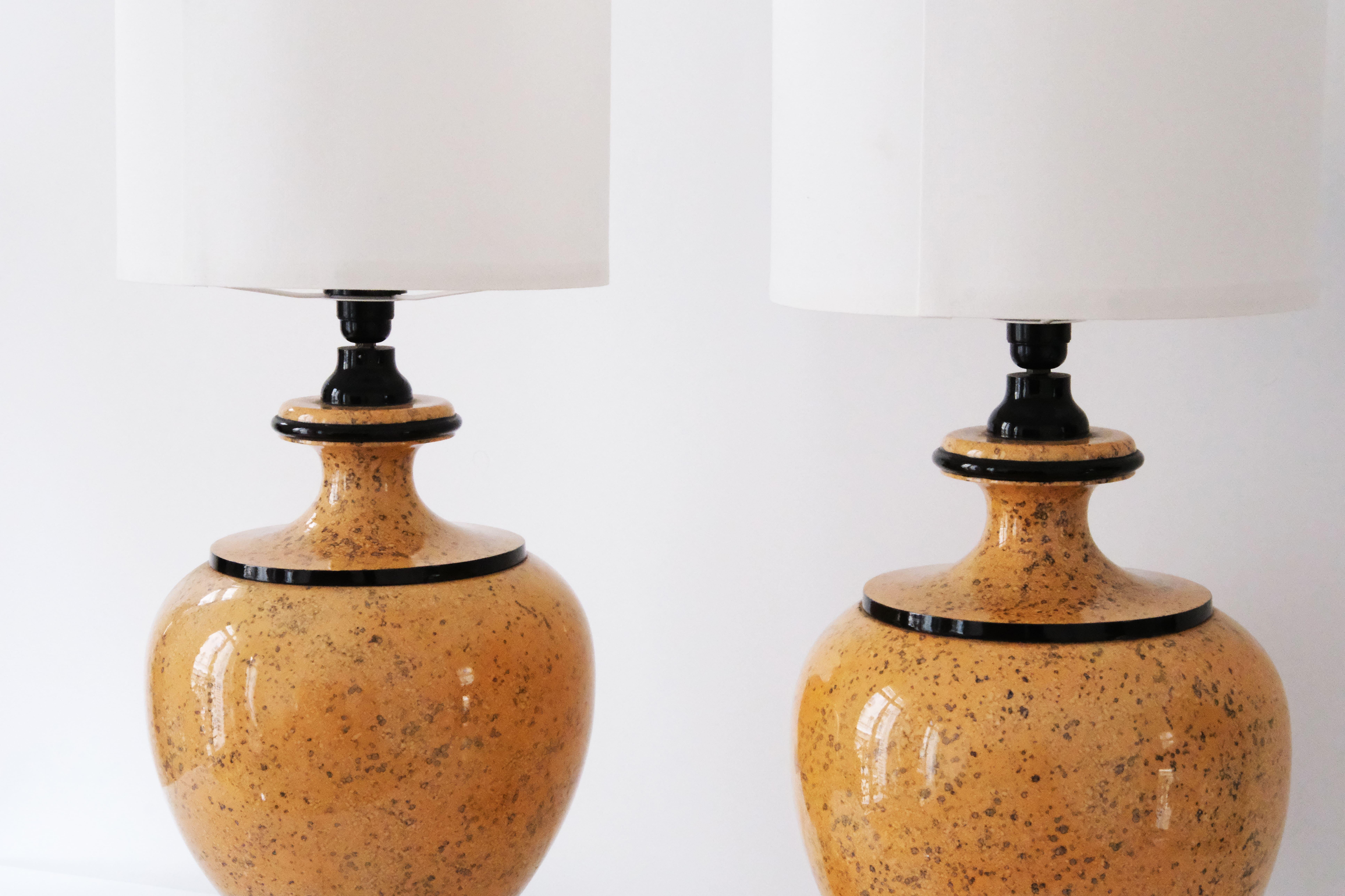 Europeo Coppia di lampade a balaustro di grandi dimensioni in pietra beige, stile porfido, del 20° secolo. in vendita