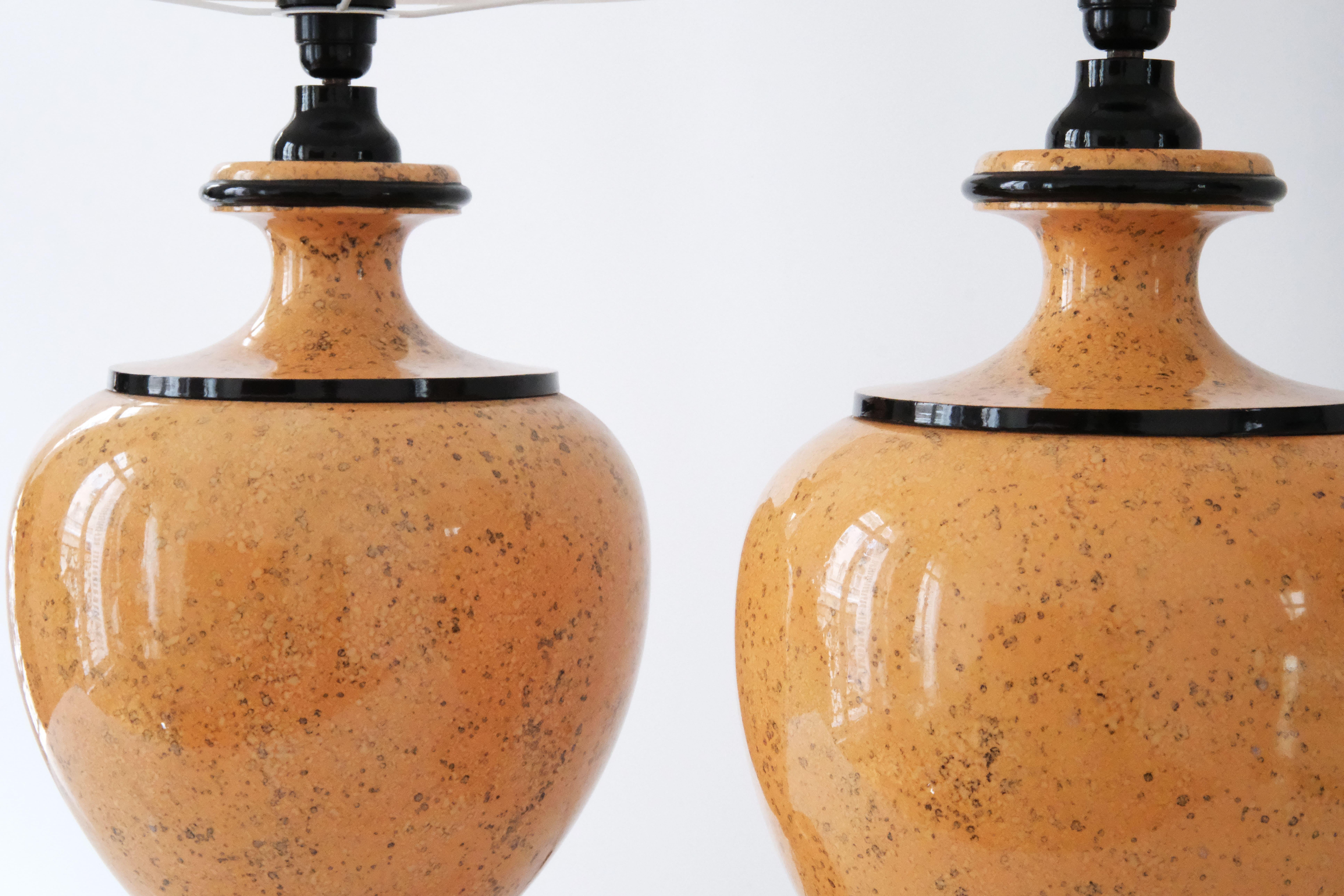 Coppia di lampade a balaustro di grandi dimensioni in pietra beige, stile porfido, del 20° secolo. In condizioni buone in vendita a London, GB