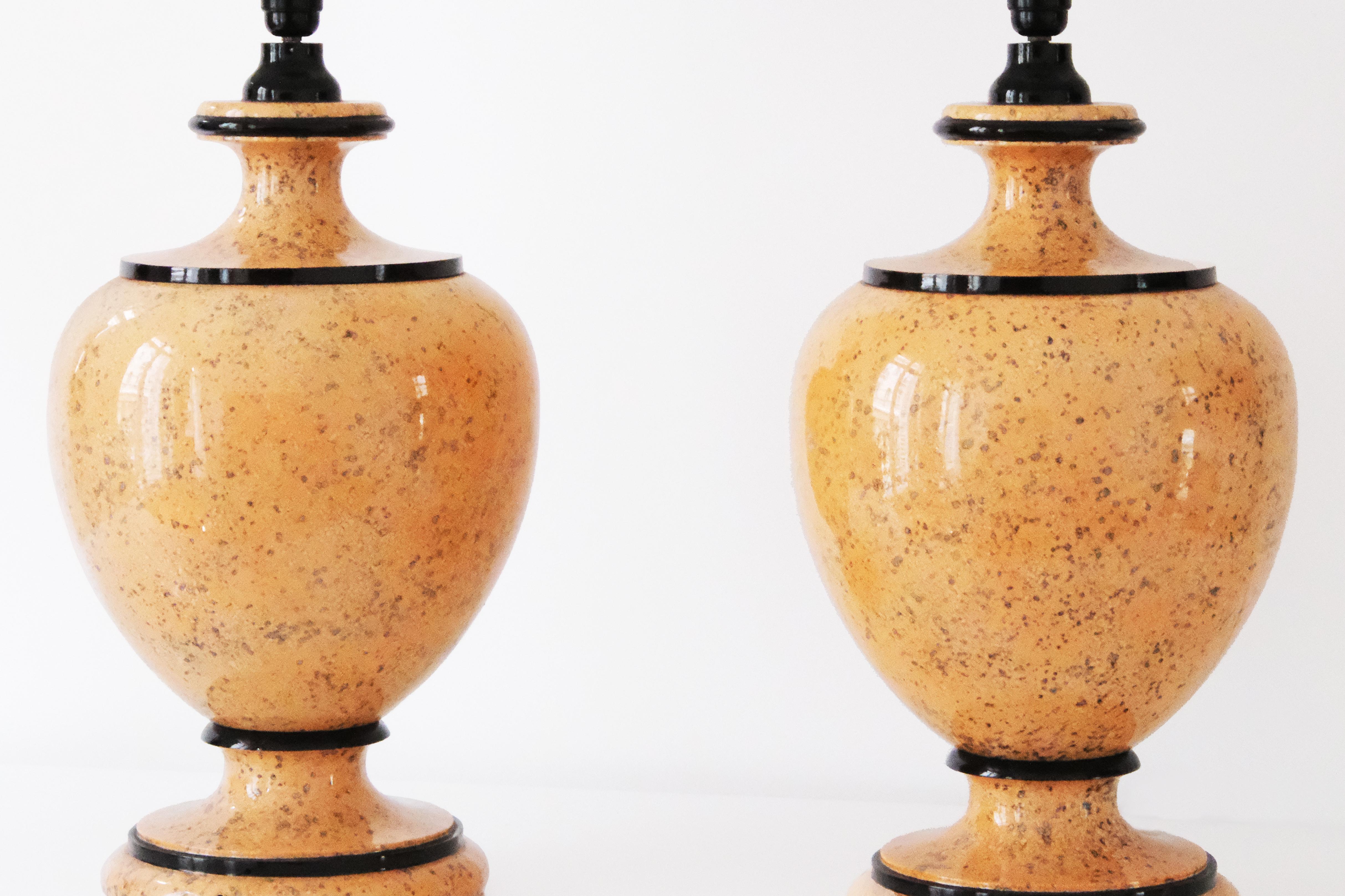 Coppia di lampade a balaustro di grandi dimensioni in pietra beige, stile porfido, del 20° secolo. in vendita 1