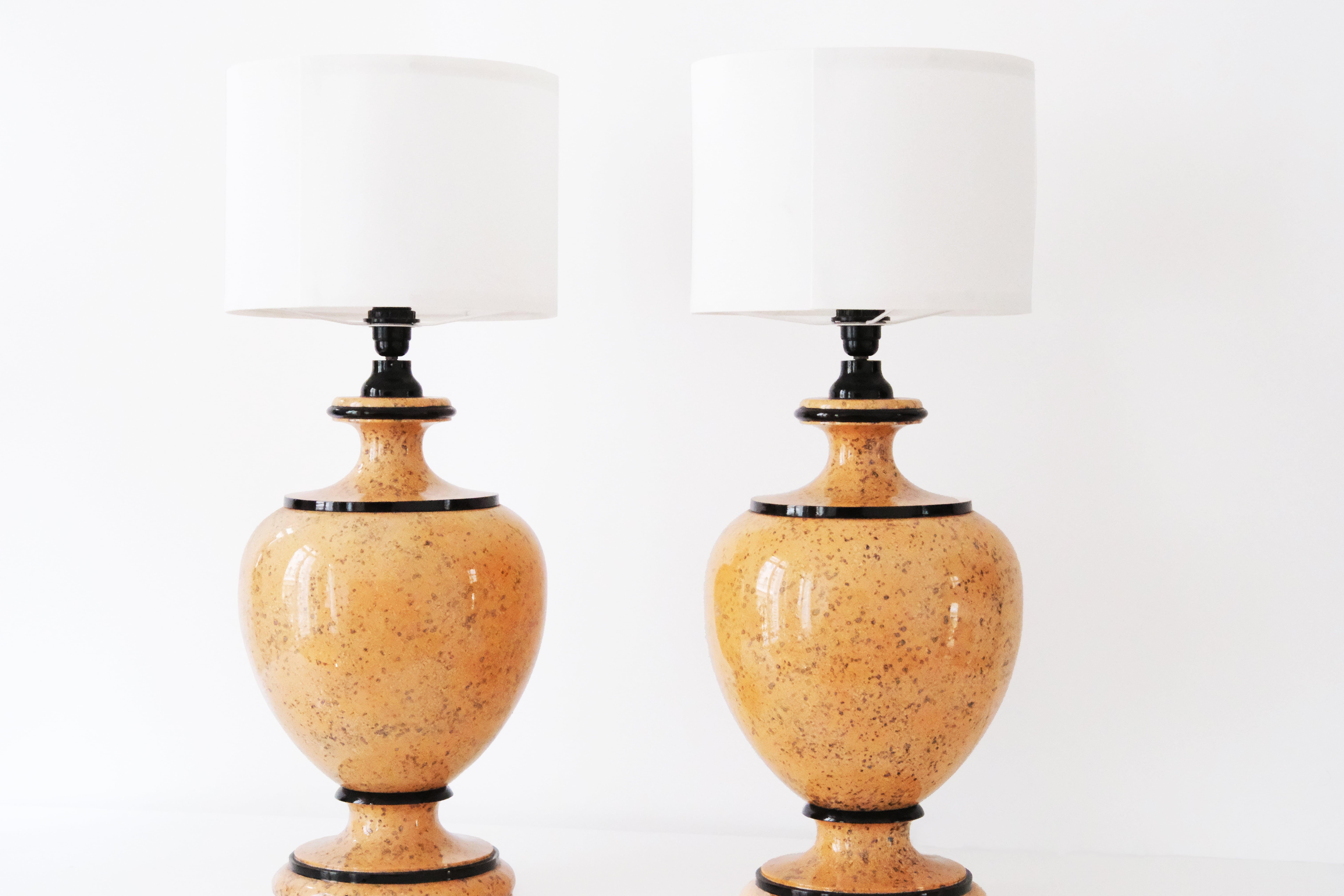 Pietra Coppia di lampade a balaustro di grandi dimensioni in pietra beige, stile porfido, del 20° secolo. in vendita