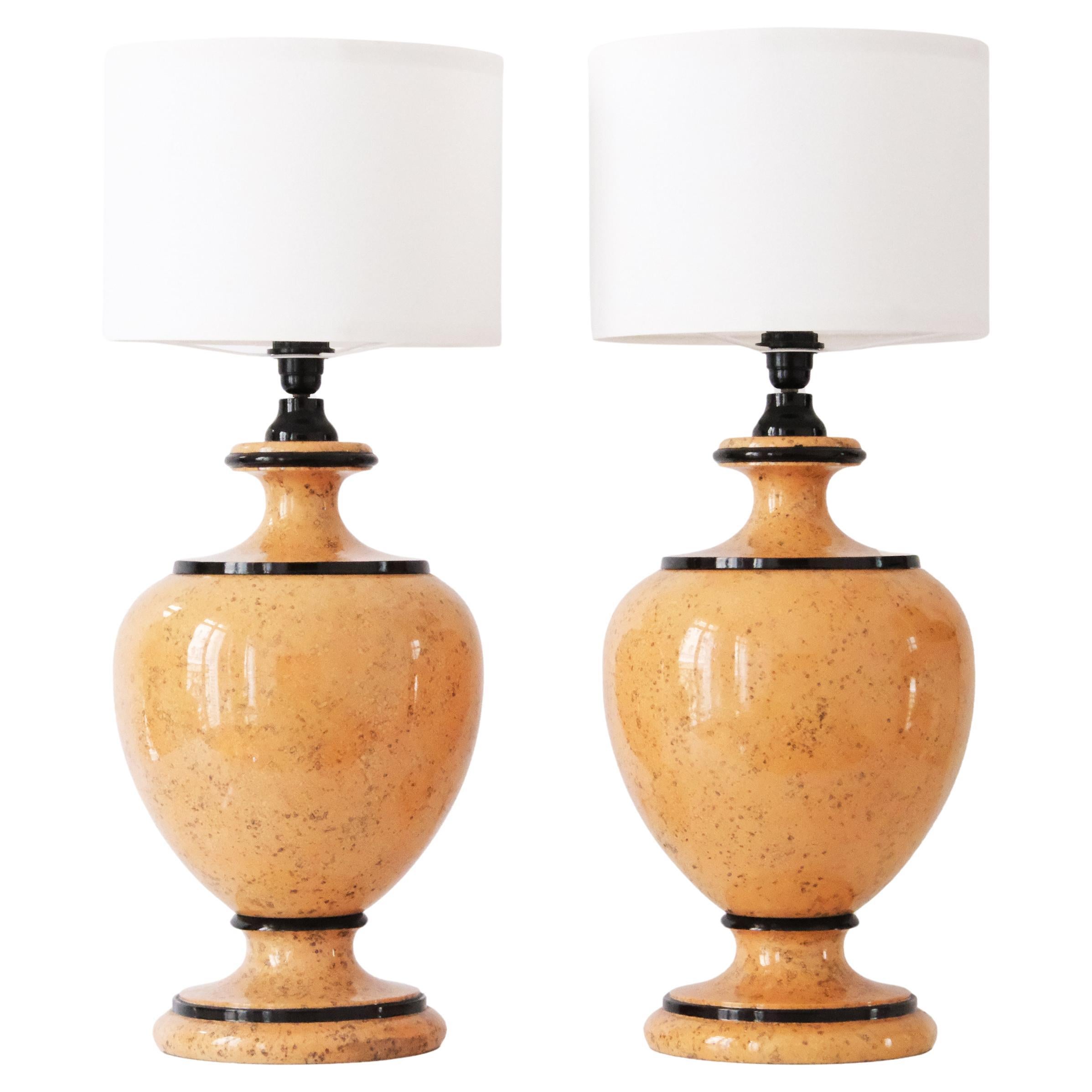 Coppia di lampade a balaustro di grandi dimensioni in pietra beige, stile porfido, del 20° secolo.