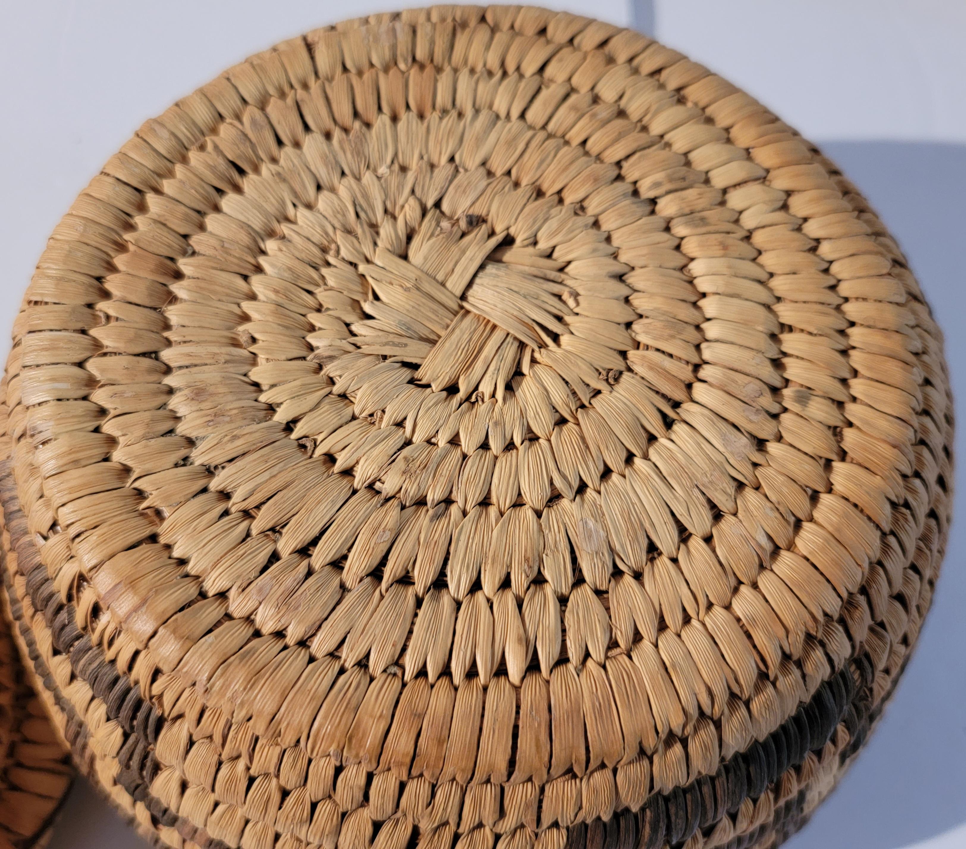20th C Papago Lidded Basket with Geometric Pattern. Great Condition.