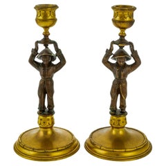 20e siècle. Chandeliers chinoiseries de style Régence en bronze et laiton avec faux bambou S/2