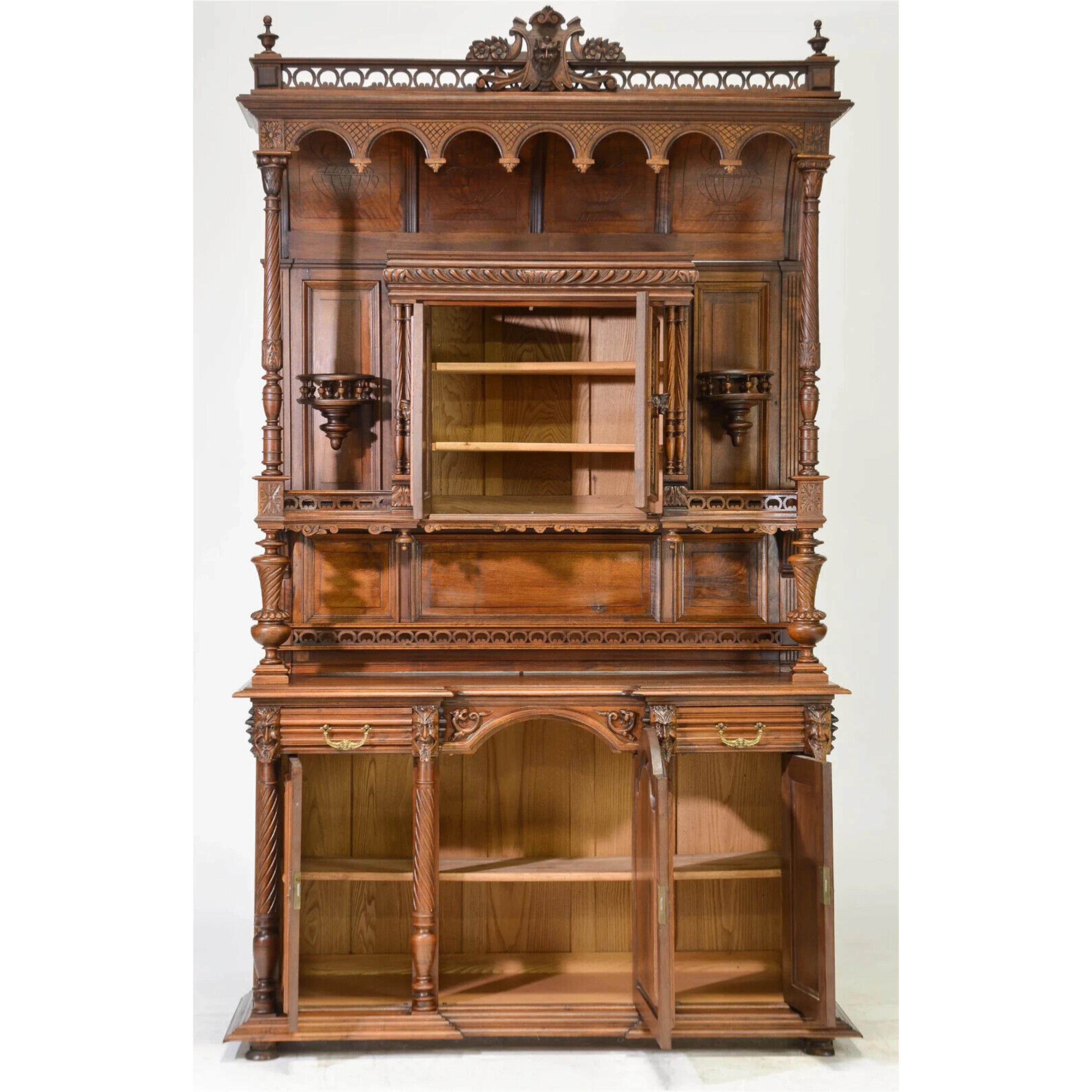 Sculpté 20th C. Renaissance Style, Carved Walnut, Vintage / Antique Double Buffet !! en vente