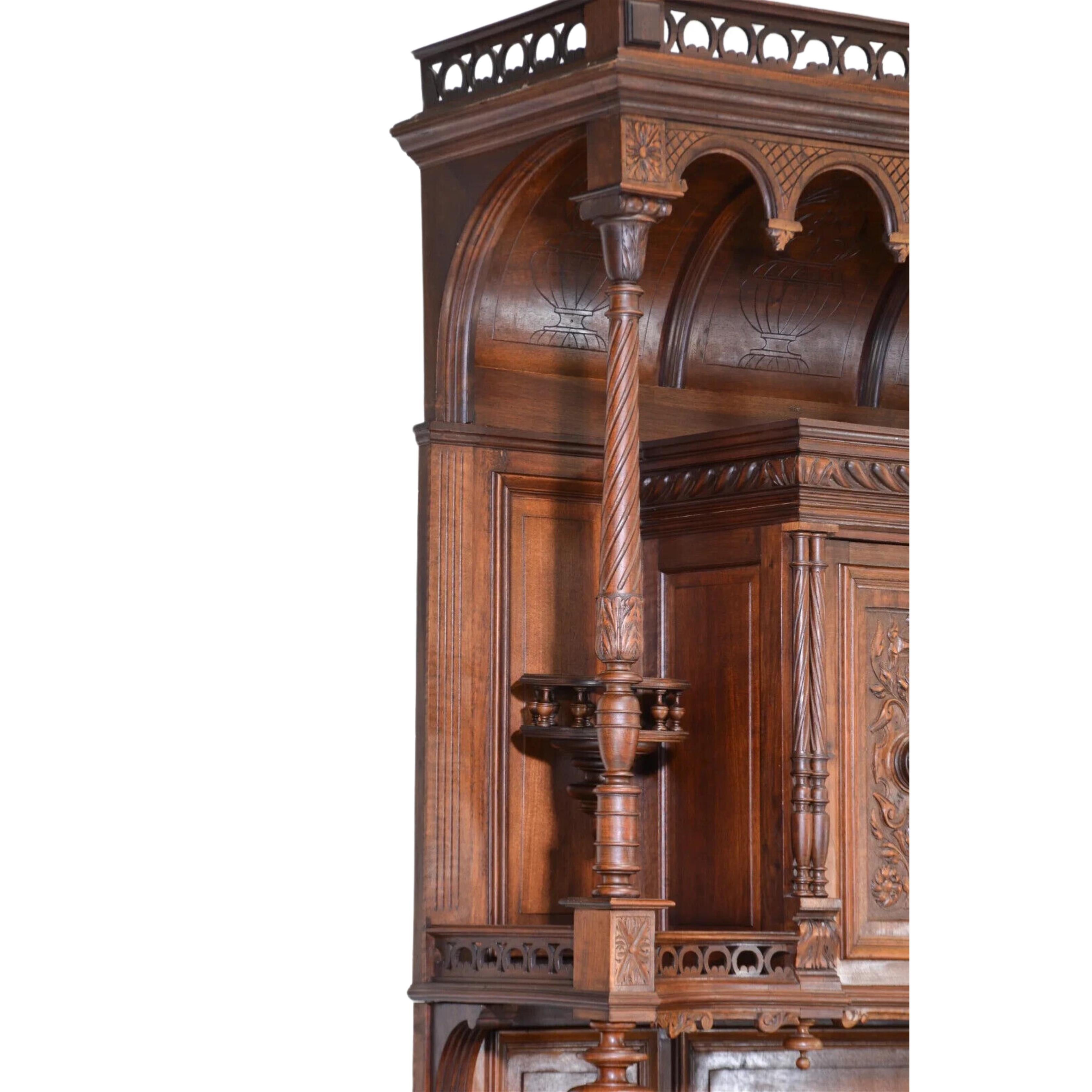 Noyer 20th C. Renaissance Style, Carved Walnut, Vintage / Antique Double Buffet !! en vente