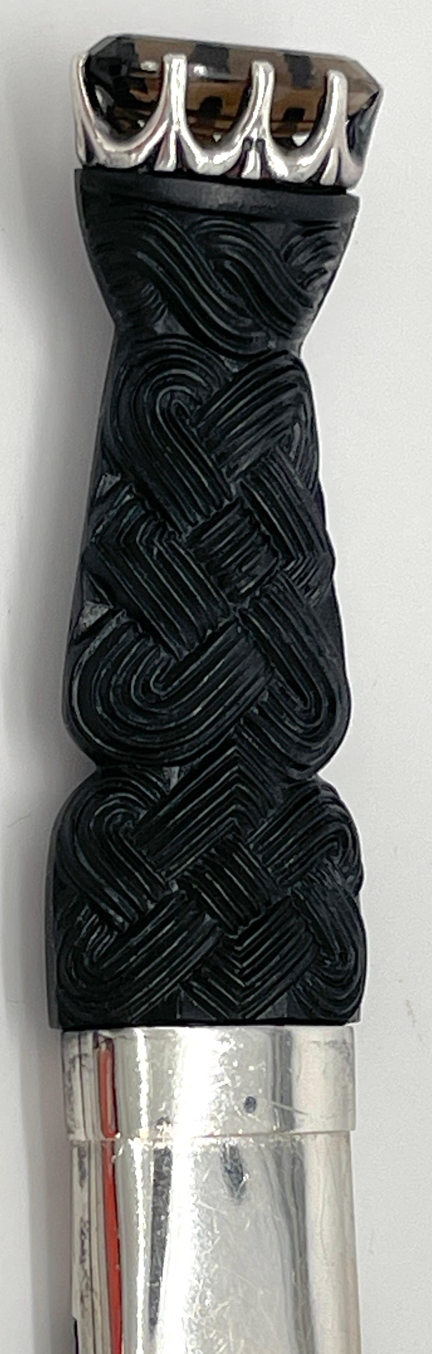 Schottisches Sterling- und geschnitztes Celtic Knot Bog Holz Dirk mit Topas, 20. Jahrhundert (Sterlingsilber) im Angebot