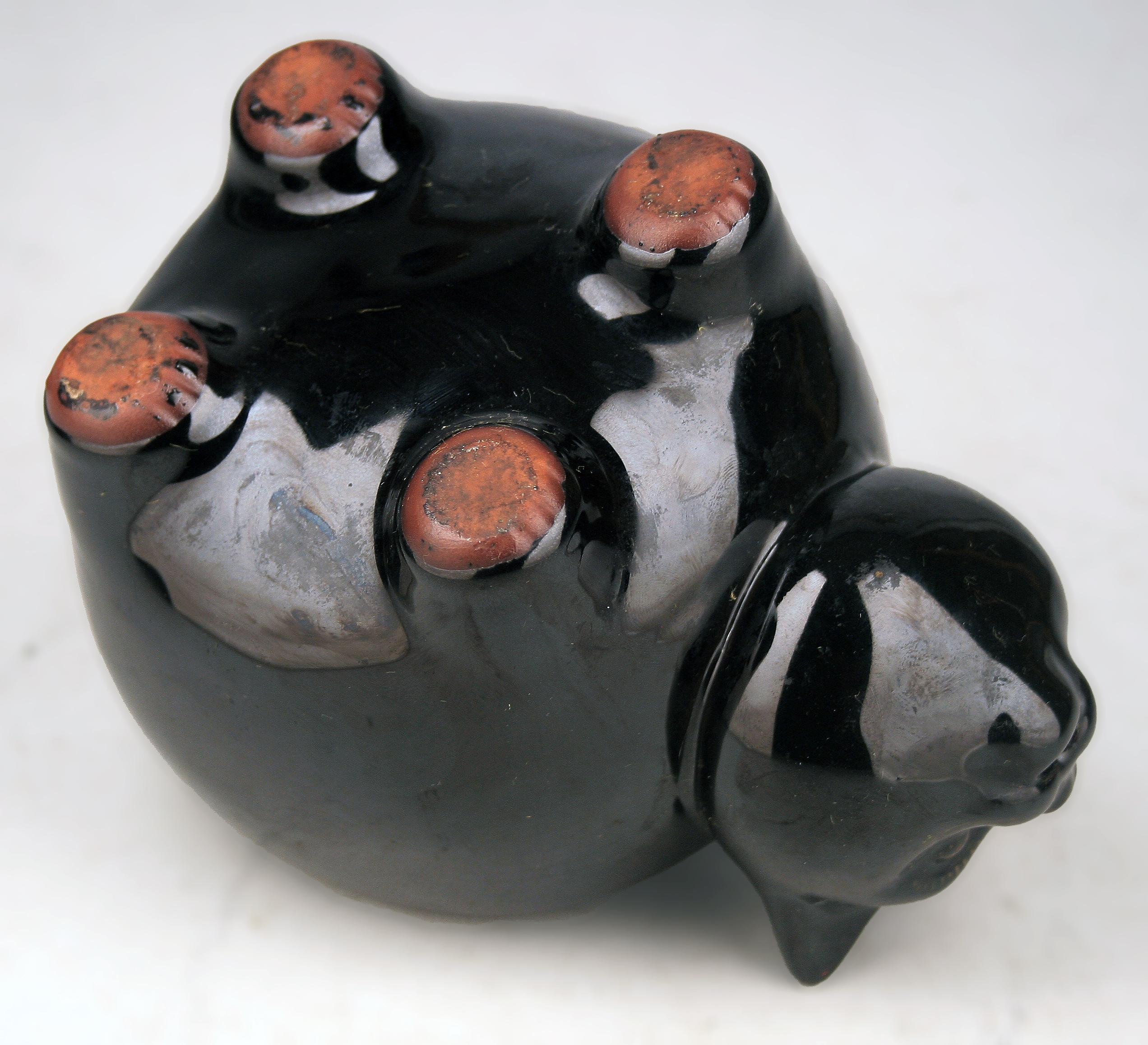 C.C./Shōwa Era Japanese Glazed Porcelain Teapot of Black Cat with Mouse Lid (Théière en porcelaine émaillée japonaise du 20e siècle représentant un chat noir avec un couvercle en forme de souris) en vente 2