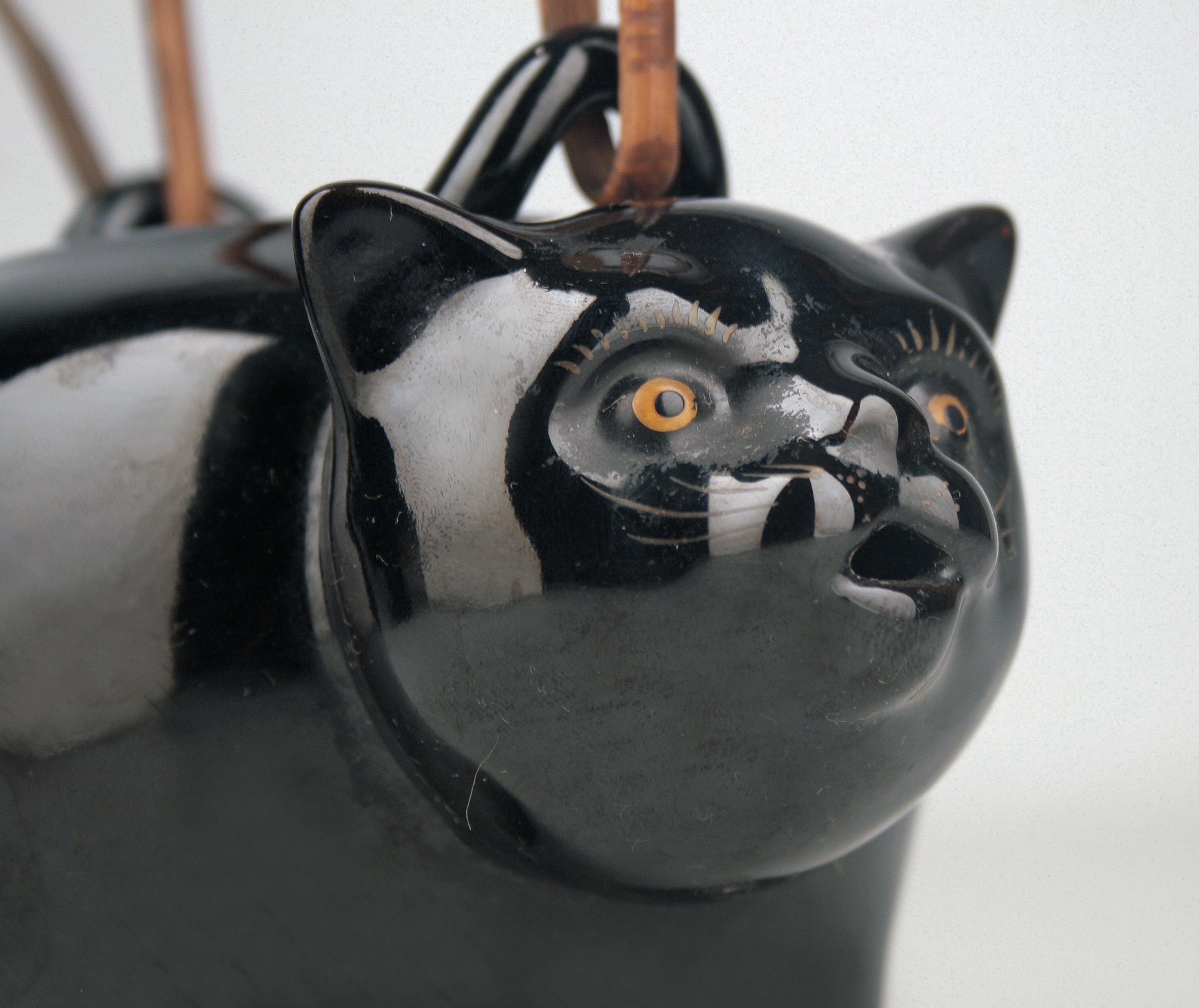 20th C./Shōwa Era Japanese Glazed Porcelain Teapot of Black Cat with Mouse Lid For Sale 2