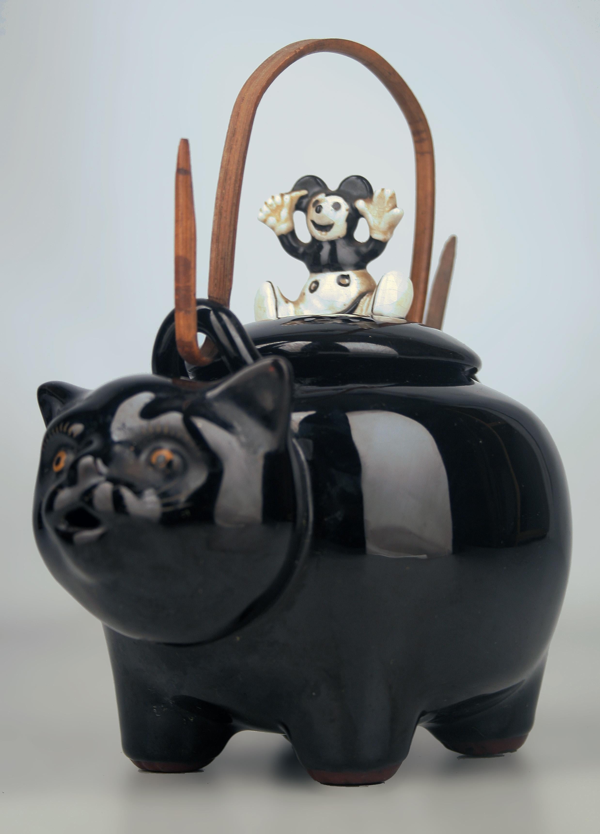 20th C./Shōwa Era Japanese Glazed Porcelain Teapot of Black Cat with Mouse Lid For Sale 4