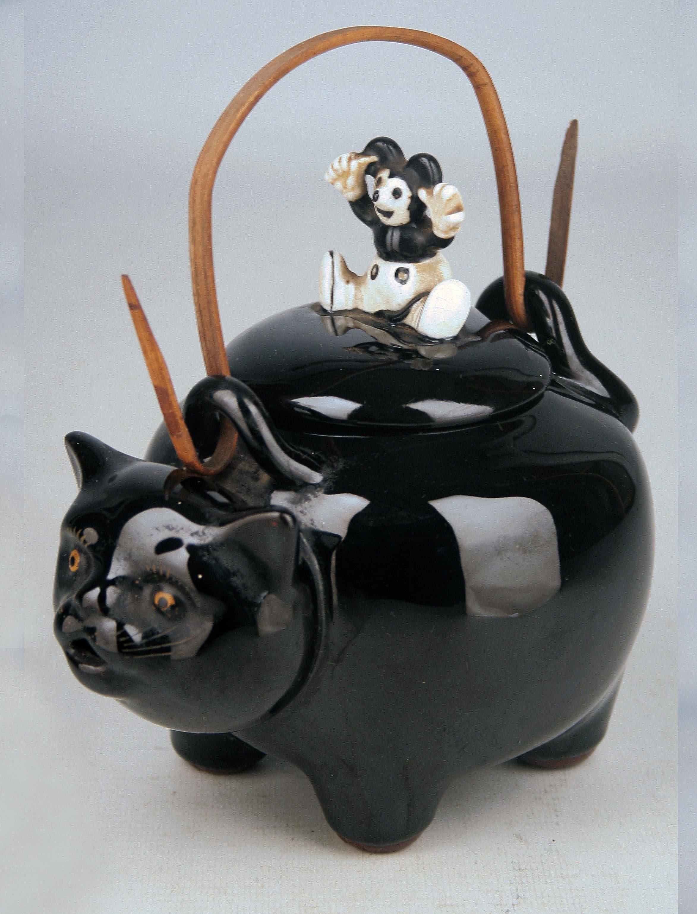 20th century/Shōwa era japanese glazed porcelain teapot of black cat with mouse Lid

By: unknown
Material: porcelain, paint, wood, ceramic
Technique: pressed, molded, carved, painted, glazed, hand-painted, hand-carved
Dimensions: 7 in x 5 in x 7