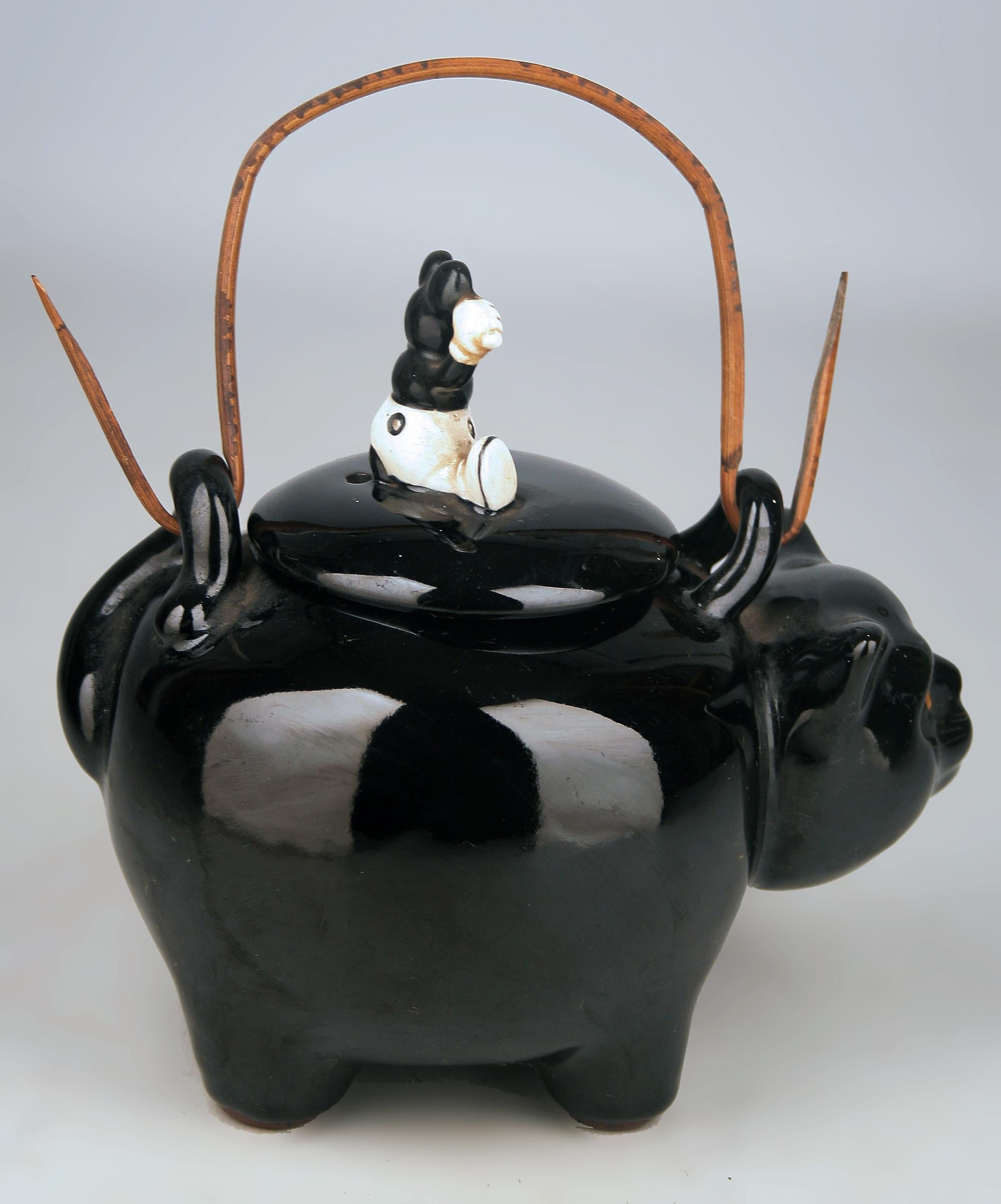 Japonais C.C./Shōwa Era Japanese Glazed Porcelain Teapot of Black Cat with Mouse Lid (Théière en porcelaine émaillée japonaise du 20e siècle représentant un chat noir avec un couvercle en forme de souris) en vente