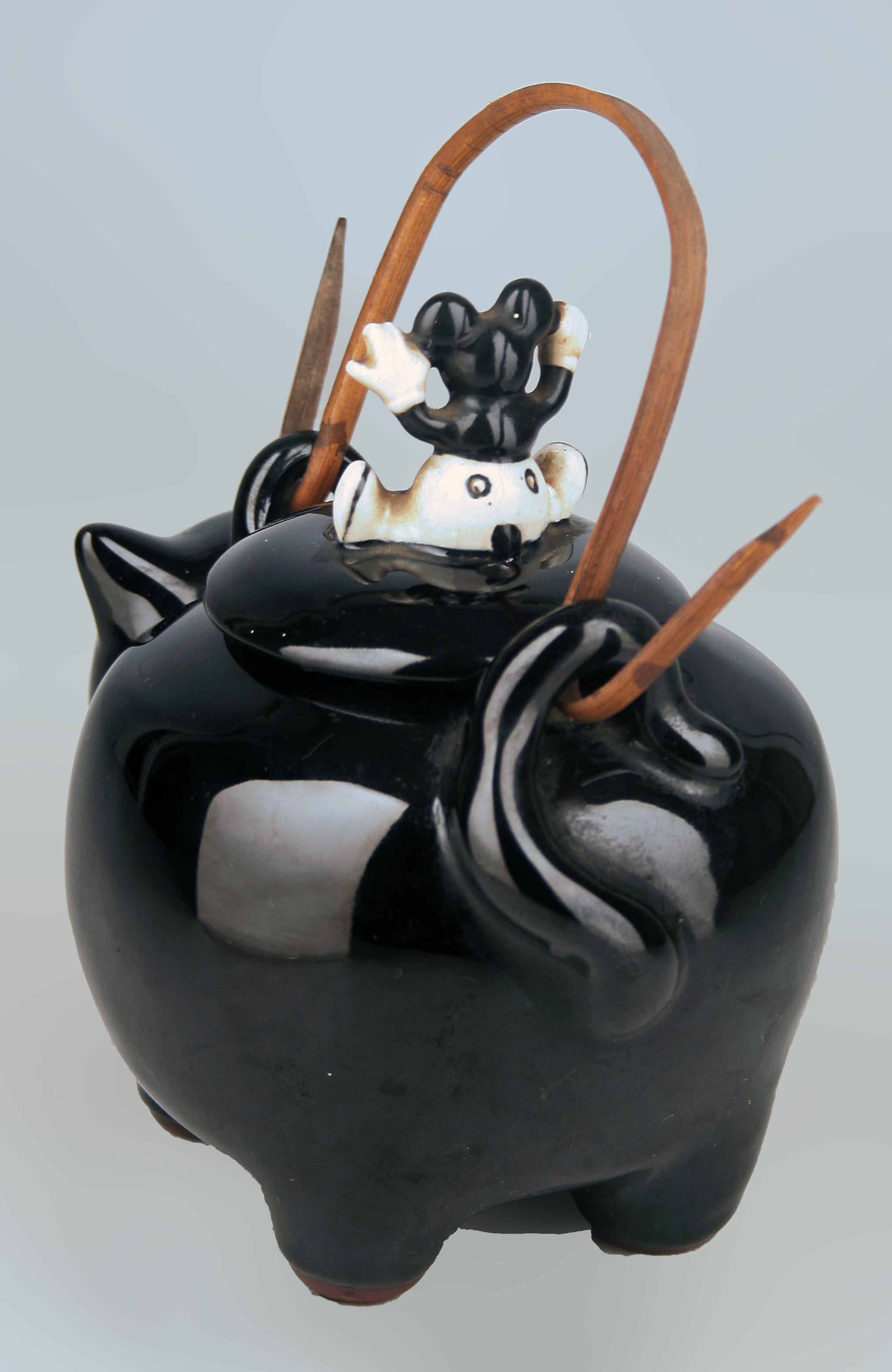 20. Jh./Shōwa-Ära Japanische glasierte Porzellan-Teekanne mit schwarzer Katze und Maus-Deckel (Handgeschnitzt) im Angebot