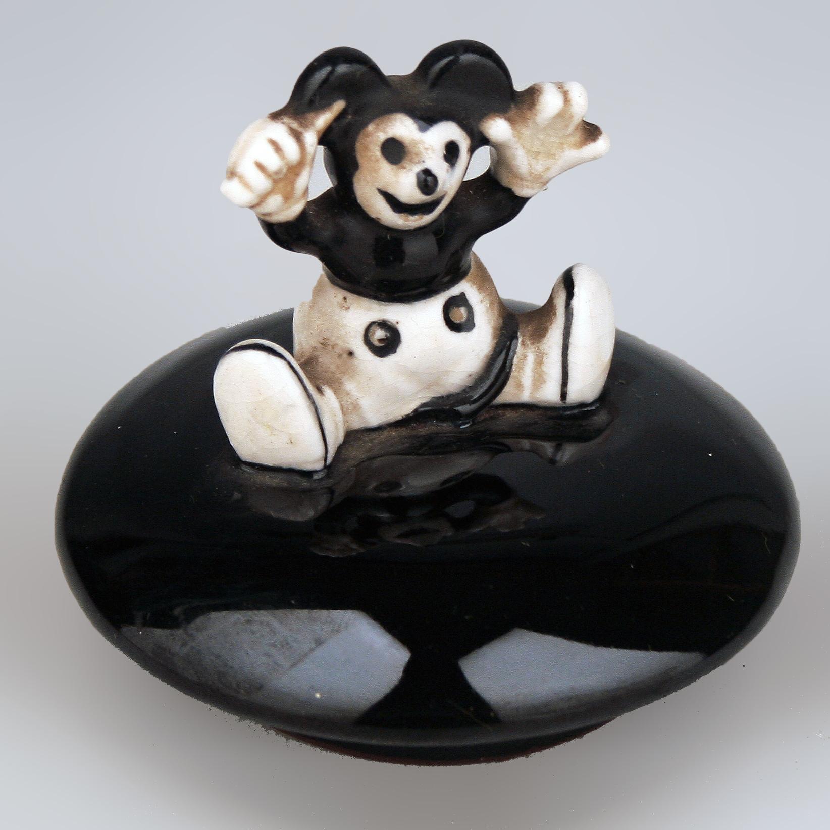 20. Jh./Shōwa-Ära Japanische glasierte Porzellan-Teekanne mit schwarzer Katze und Maus-Deckel (20. Jahrhundert) im Angebot