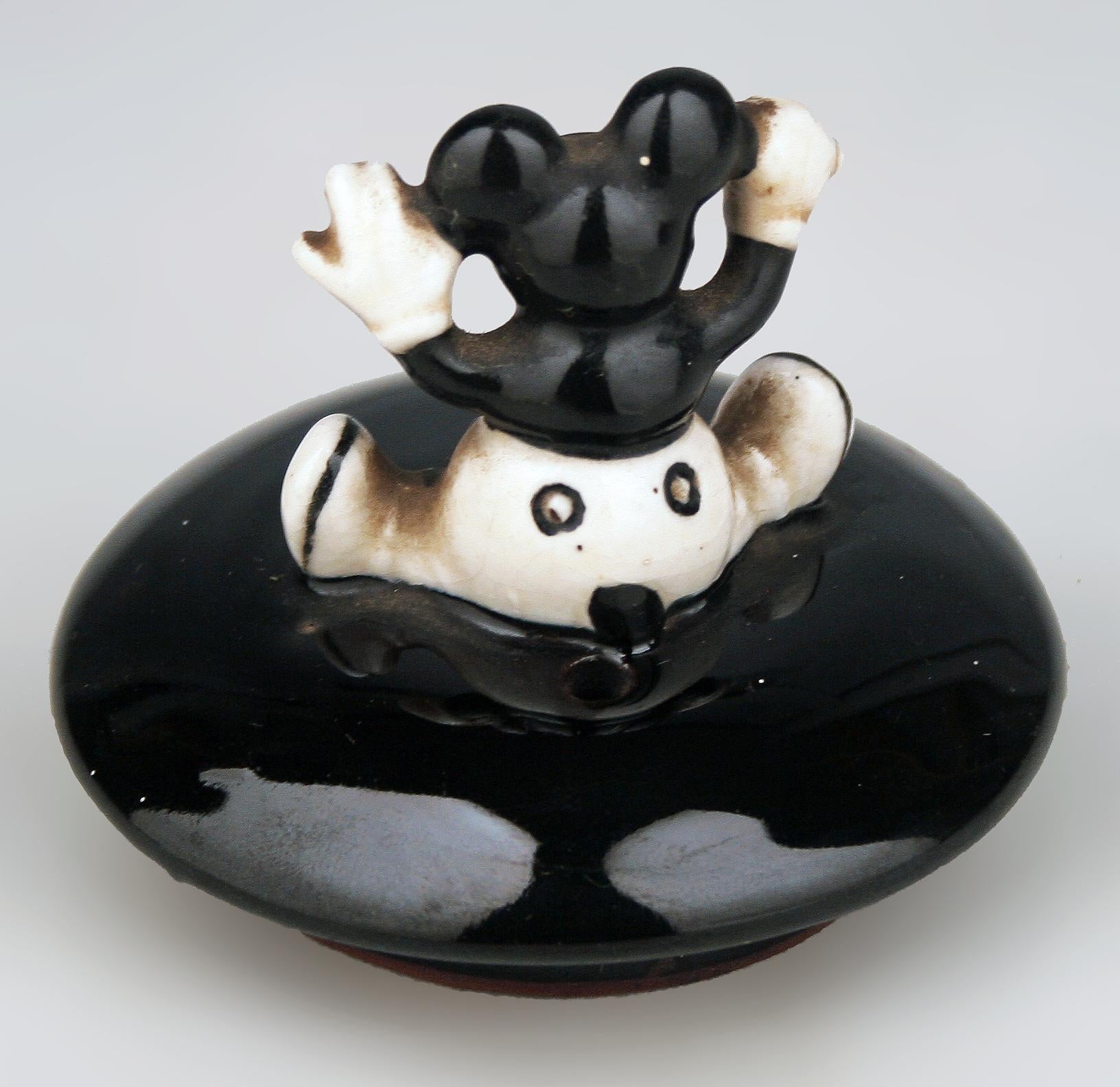 Porcelaine C.C./Shōwa Era Japanese Glazed Porcelain Teapot of Black Cat with Mouse Lid (Théière en porcelaine émaillée japonaise du 20e siècle représentant un chat noir avec un couvercle en forme de souris) en vente