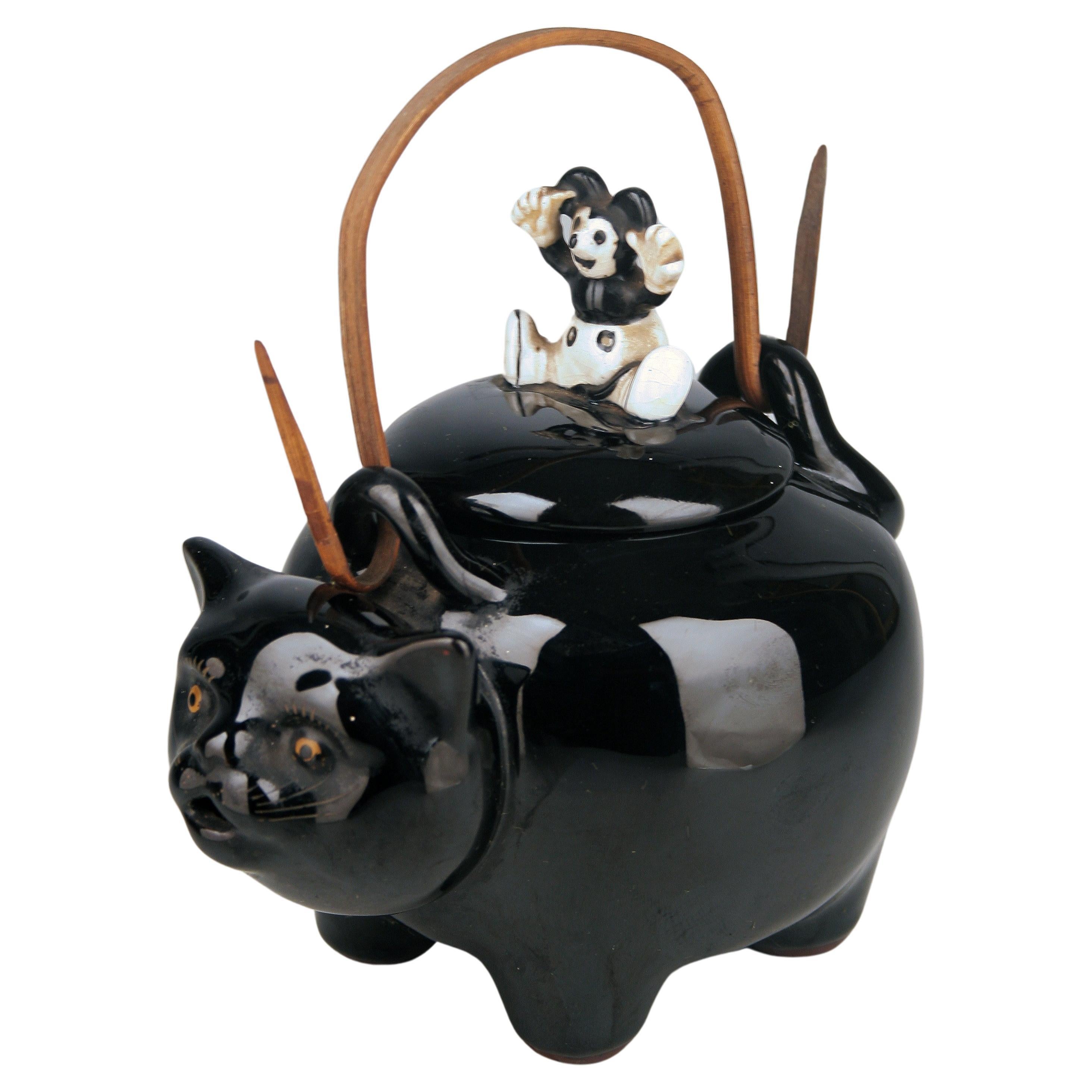 C.C./Shōwa Era Japanese Glazed Porcelain Teapot of Black Cat with Mouse Lid (Théière en porcelaine émaillée japonaise du 20e siècle représentant un chat noir avec un couvercle en forme de souris)