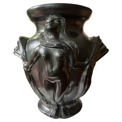 Jarrón de terracota con acabado de estaño de Jean Marais del s. XX con dos desnudos y libro firmado