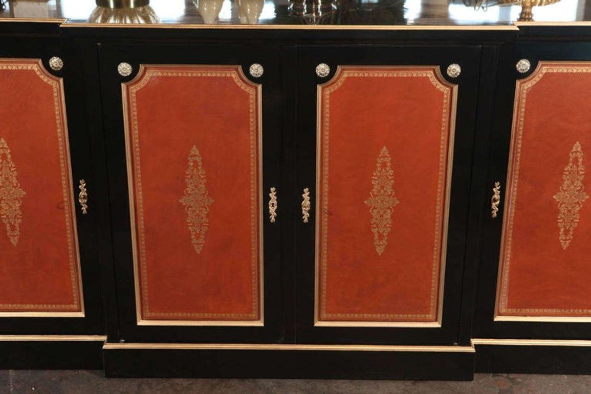 Sofisticata credenza francese, firmata Hirsch, Parigi.
Questa credenza/buffet a 4 ante è ebanizzata e realizzata in stile Directoire.