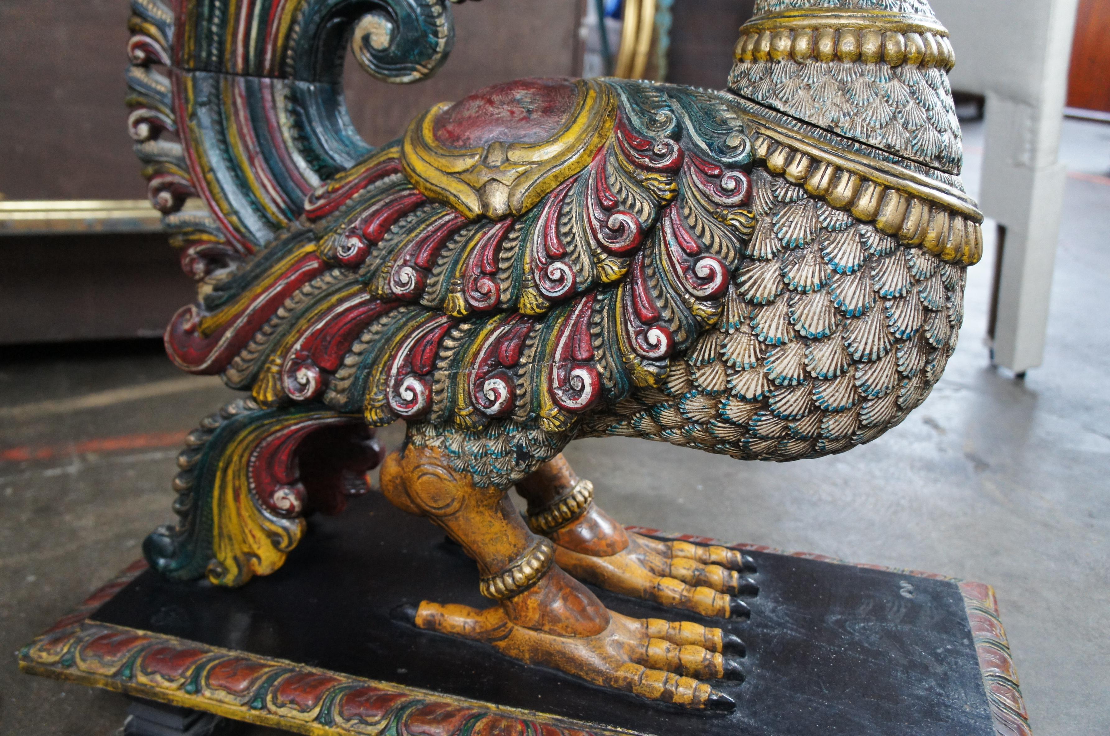 Scultura di pavone policromo intagliato a grandezza naturale dell'India del Sud in vendita 3