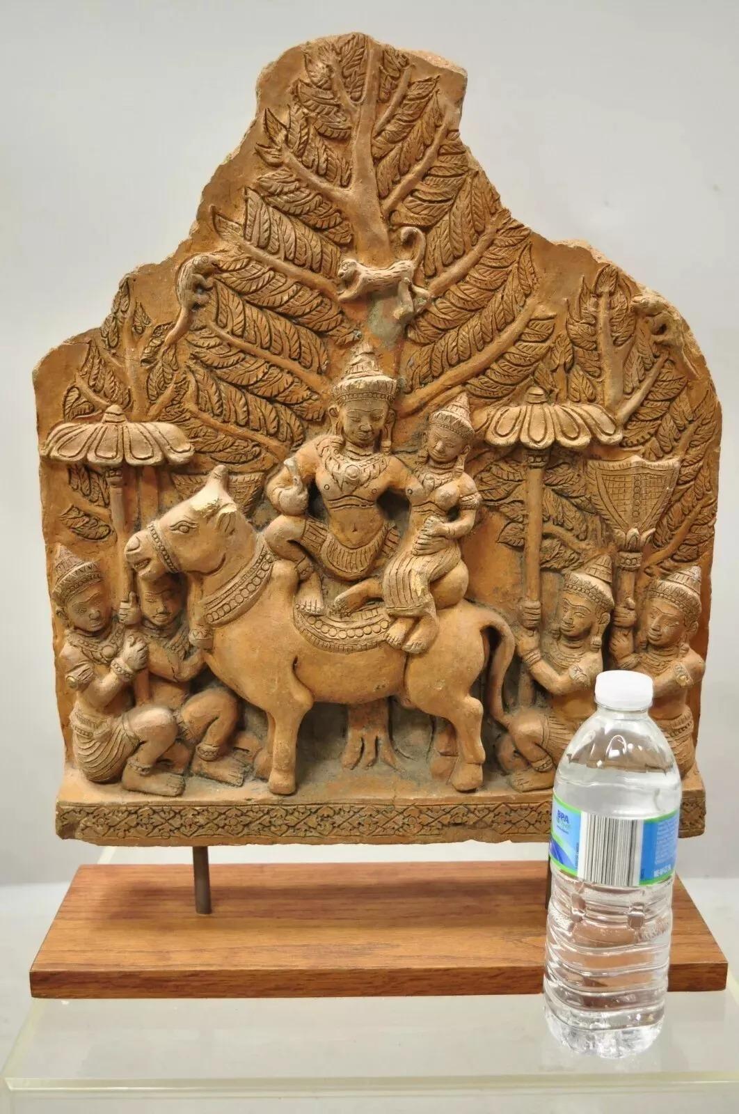 Statua scultorea in terracotta intagliata a mano del tempio buddista tailandese del 20° secolo. L'articolo presentato è una scultura figurata buddista tailandese in terracotta massiccia, sollevata su una base in legno di Oak. Circa metà del XX