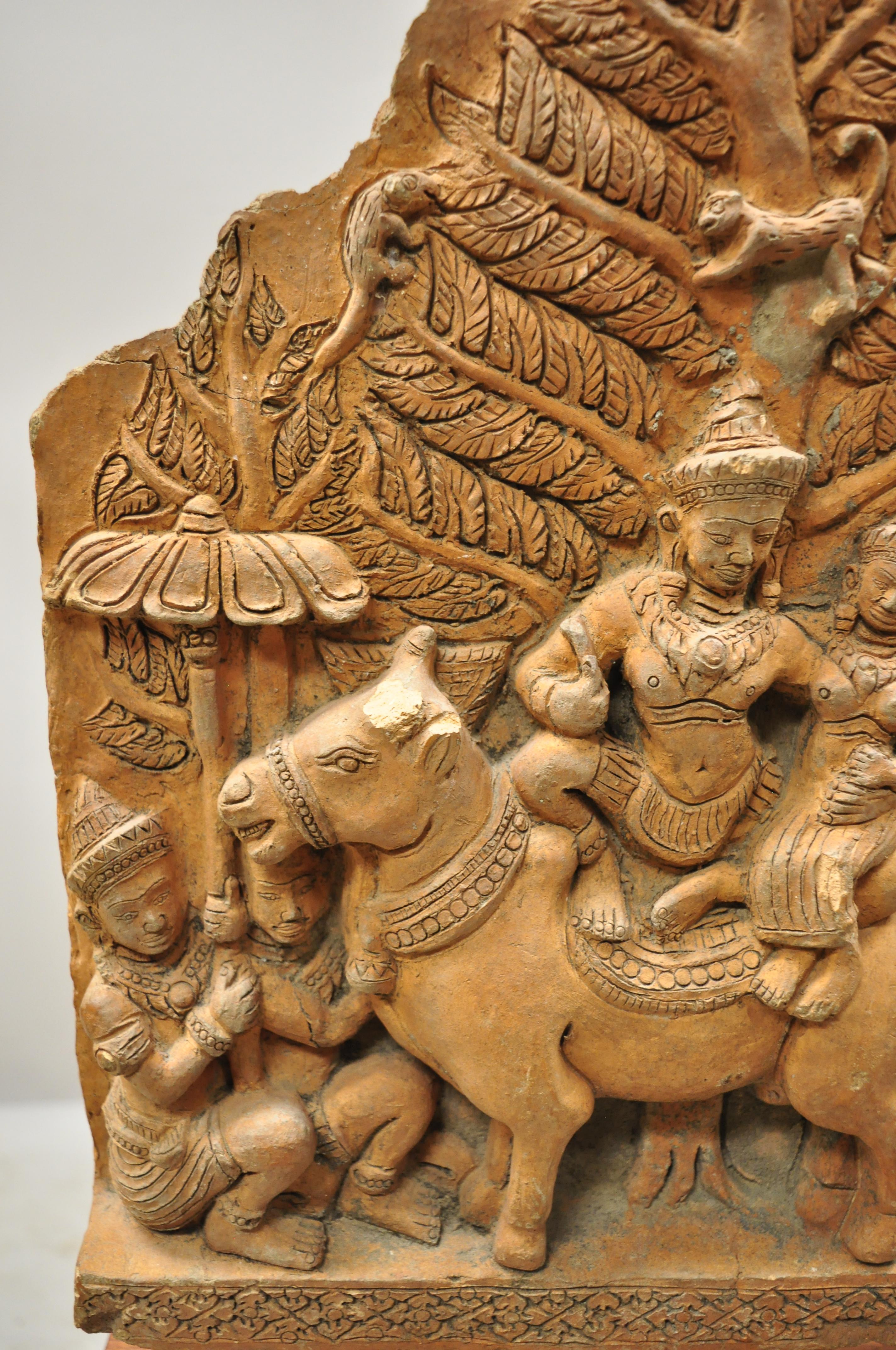 Thailändische, buddhistische, handgeschnitzte Terrakotta-Figurenskulptur-Statue aus Thailändischem Tempel (20. Jahrhundert) im Angebot