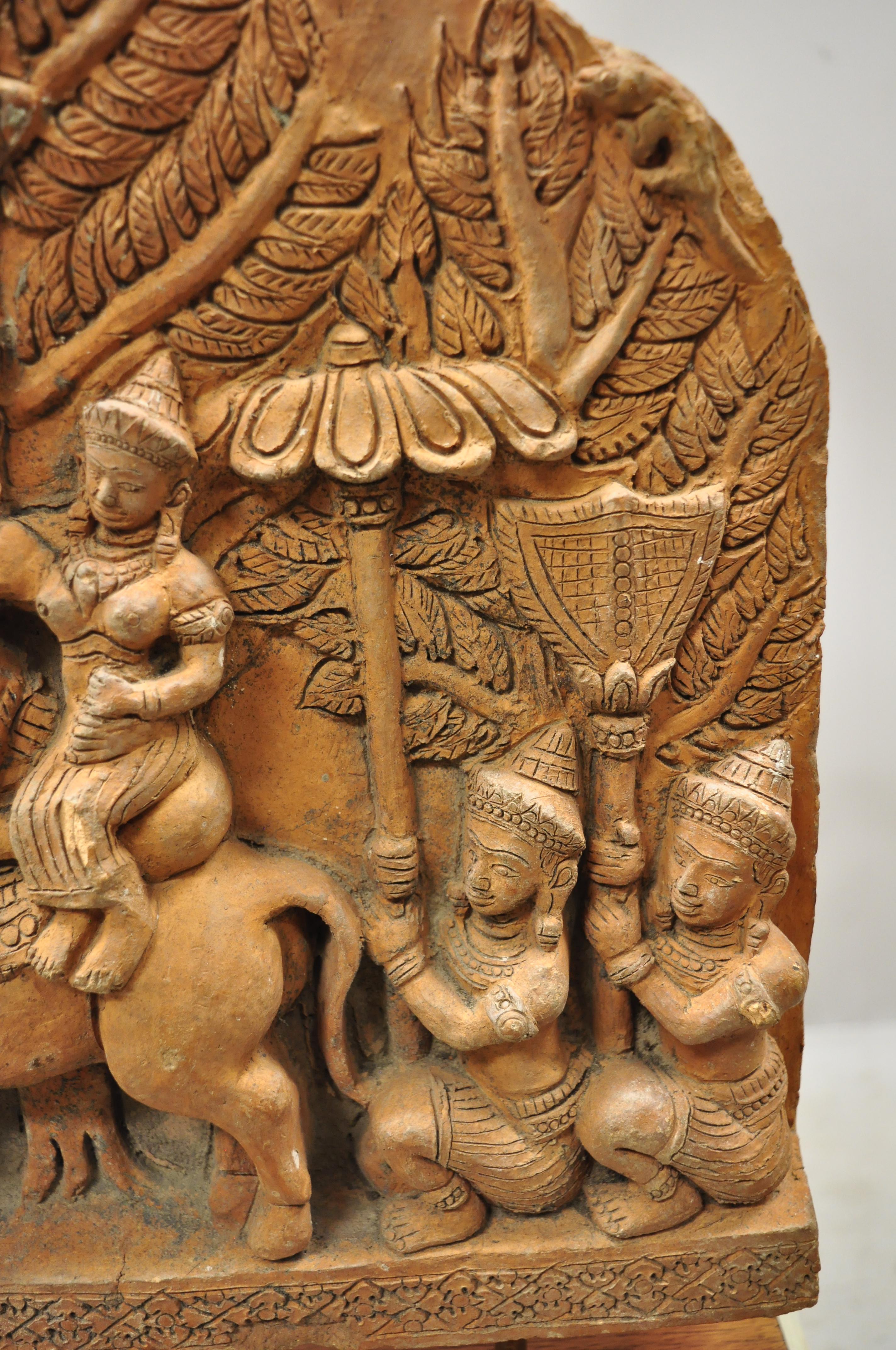 20ième siècle Statue figurative de temple bouddhiste thaïlandais en terre cuite sculptée à la main